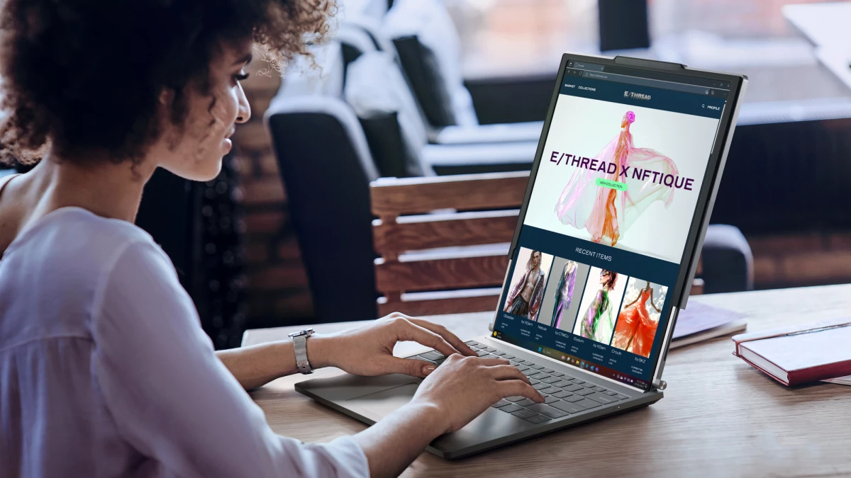 Laptop cuộn đầu tiên thế giới lên kệ, giá 3.299 USD - Ảnh 1.