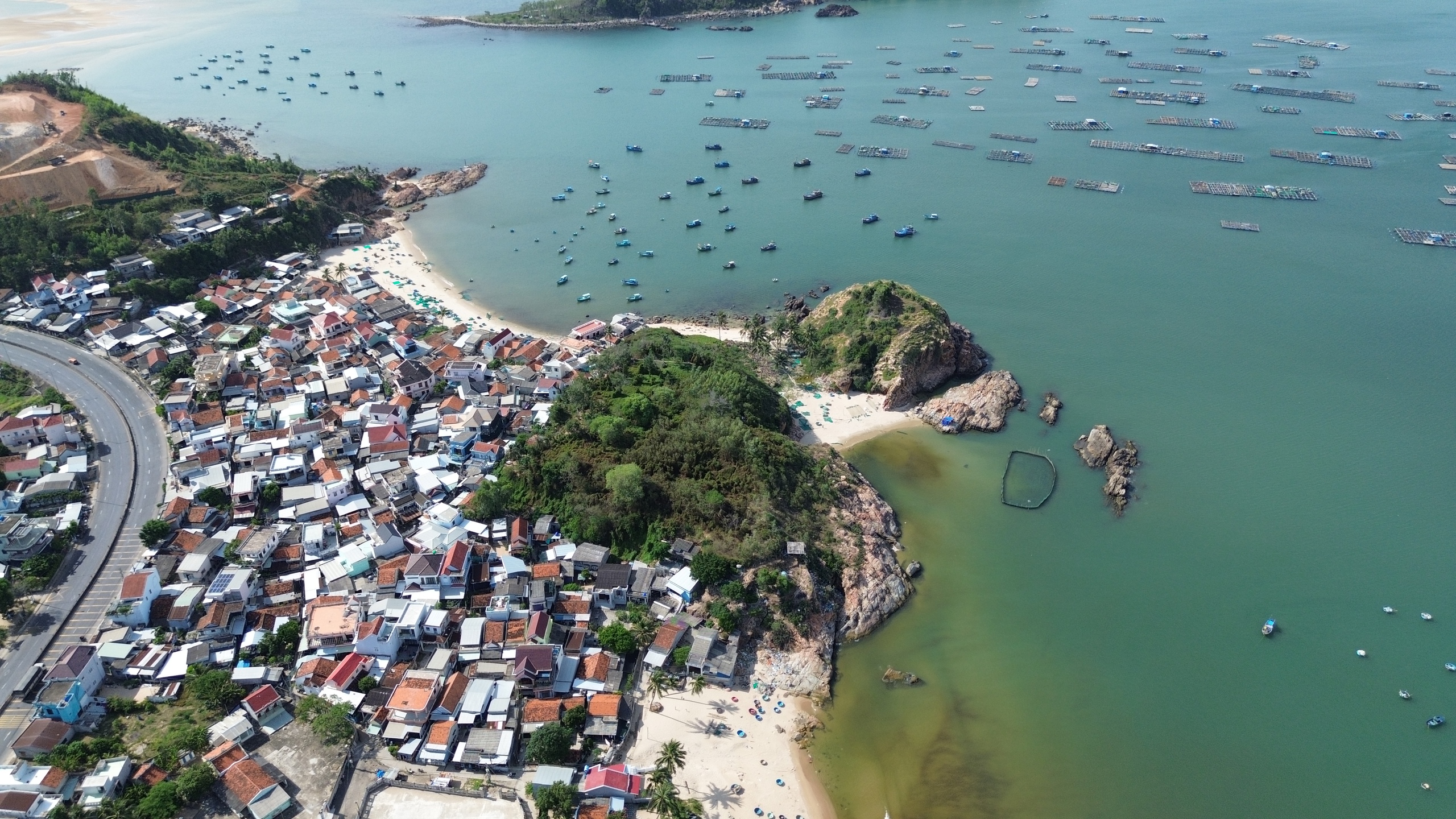 כפרי חוף יפהפיים: כפר דייגים עתיק ייחודי ליד מפרץ שואן דאי - תמונה 1. Những ngôi làng tuyệt đẹp ven biển: Làng chài cổ độc đáo bên vịnh Xuân Đài- Ảnh 1.