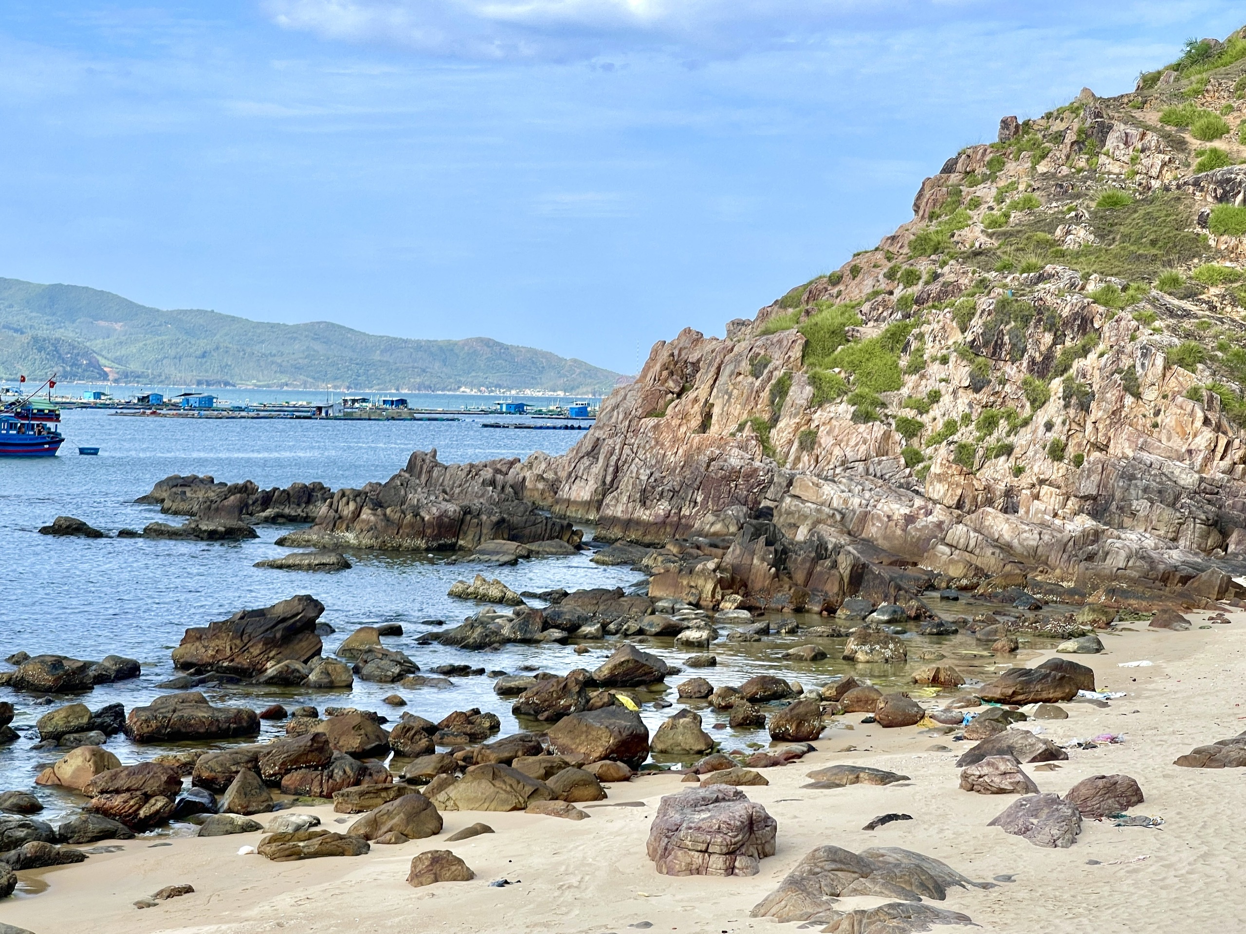 כפרי חוף יפהפיים: כפר דייגים עתיק ייחודי ליד מפרץ שואן דאי - תמונה 8. Những ngôi làng tuyệt đẹp ven biển: Làng chài cổ độc đáo bên vịnh Xuân Đài- Ảnh 8.