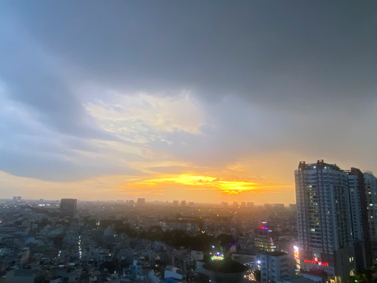 'Mưa vàng' giải nhiệt cho TP.HCM- Ảnh 2.