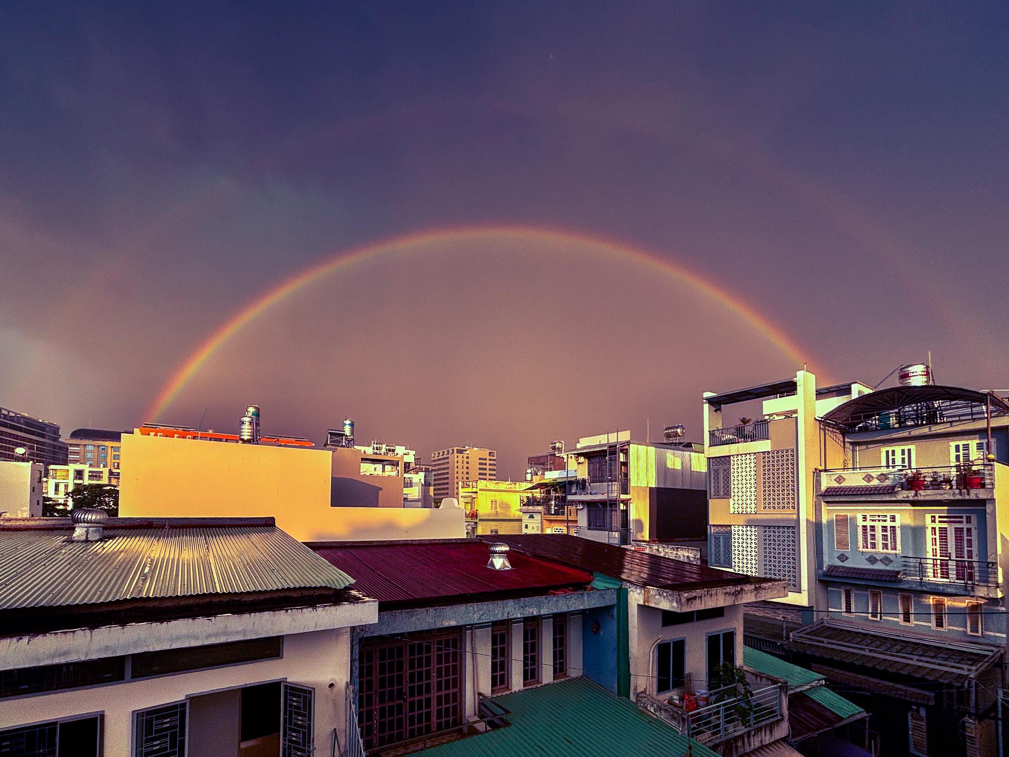 Cầu vồng đôi xuất hiện: Mây đen cuồn cuộn, TP.HCM có mưa xối xả nhiều nơi - Ảnh 5.
