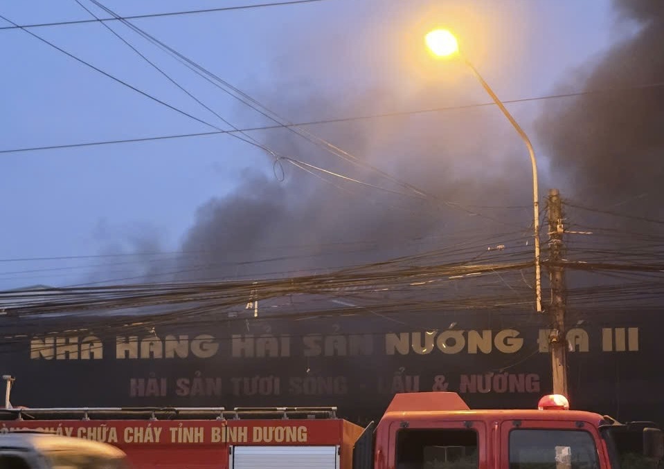 TP.HCM: Cháy nhà hàng hải sản ở phường Thuận Giao, nhiều nhân viên may mắn thoát chết - Ảnh 2.