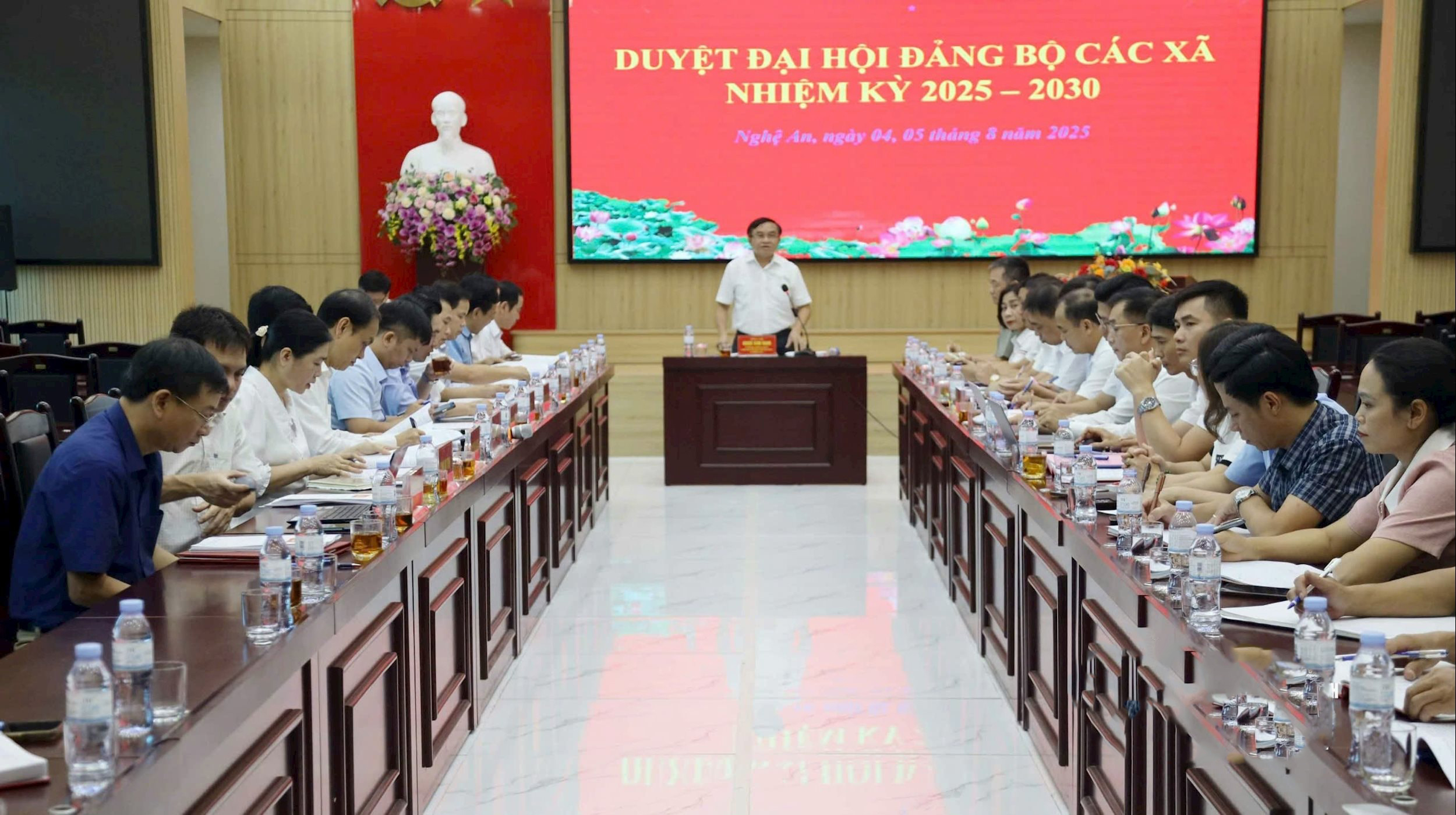Nghệ An yêu cầu không tổ chức văn nghệ, tặng quà tại đại hội Đảng cấp xã - Ảnh 1.