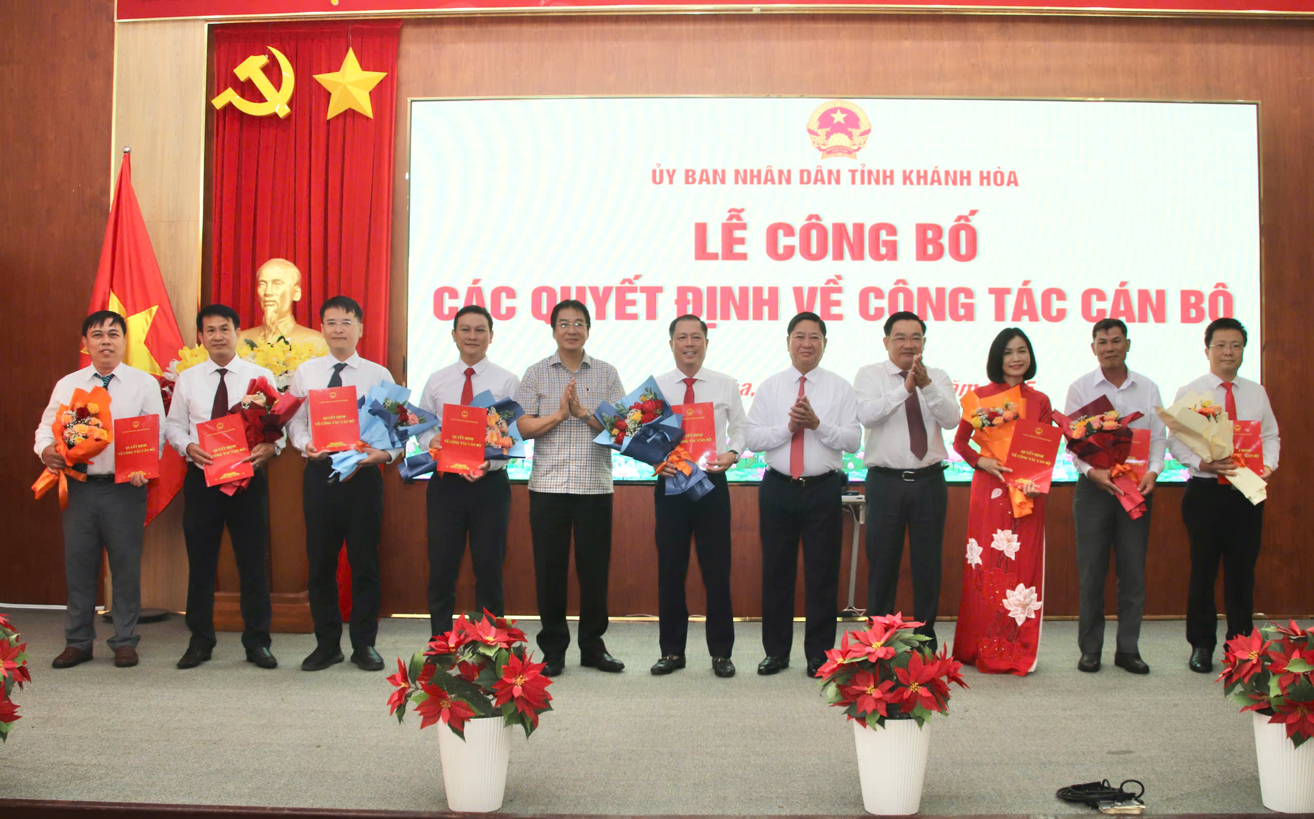 UBND tỉnh Khánh Hòa công bố, trao các quyết định về công tác cán bộ- Ảnh 1. UBND tỉnh Khánh Hòa công bố, trao các quyết định về công tác cán bộ- Ảnh 1.