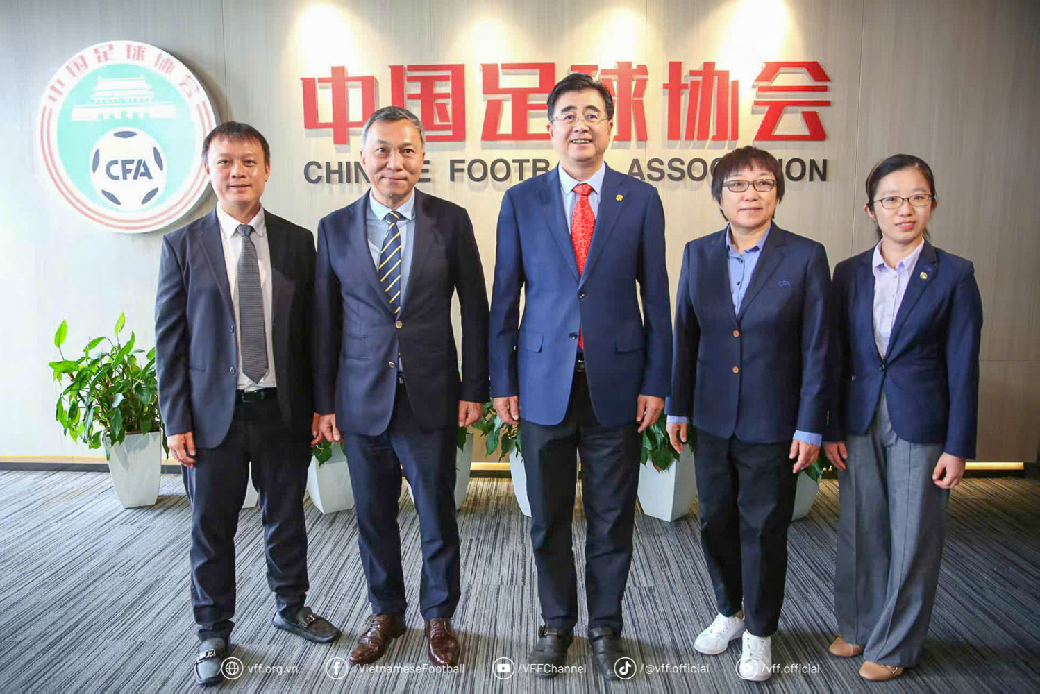 Presiden VFF dan CFA menandatangani nota kesepahaman kerja sama: Sepak bola Vietnam dan Tiongkok berkembang bersama - Foto 3. Chủ tịch VFF và CFA ký kết ghi nhớ hợp tác: Bóng đá Việt Nam, Trung Quốc cùng phát triển- Ảnh 3.