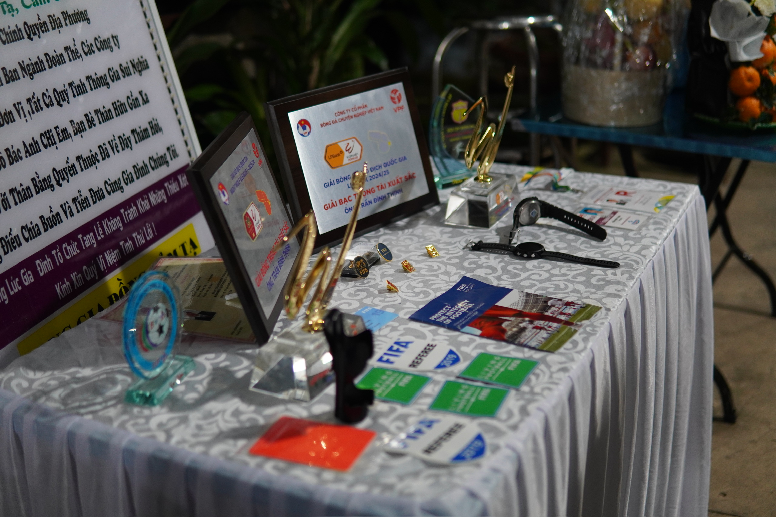 Känns som om jag tittar på minnet av domaren Tran Dinh Thinh: Den tjocka boken är nu stängd… - Foto 2. Nghẹn lòng nhìn kỷ vật của trọng tài Trần Đình Thịnh: Cuốn sổ dày từ nay đóng lại…- Ảnh 2.