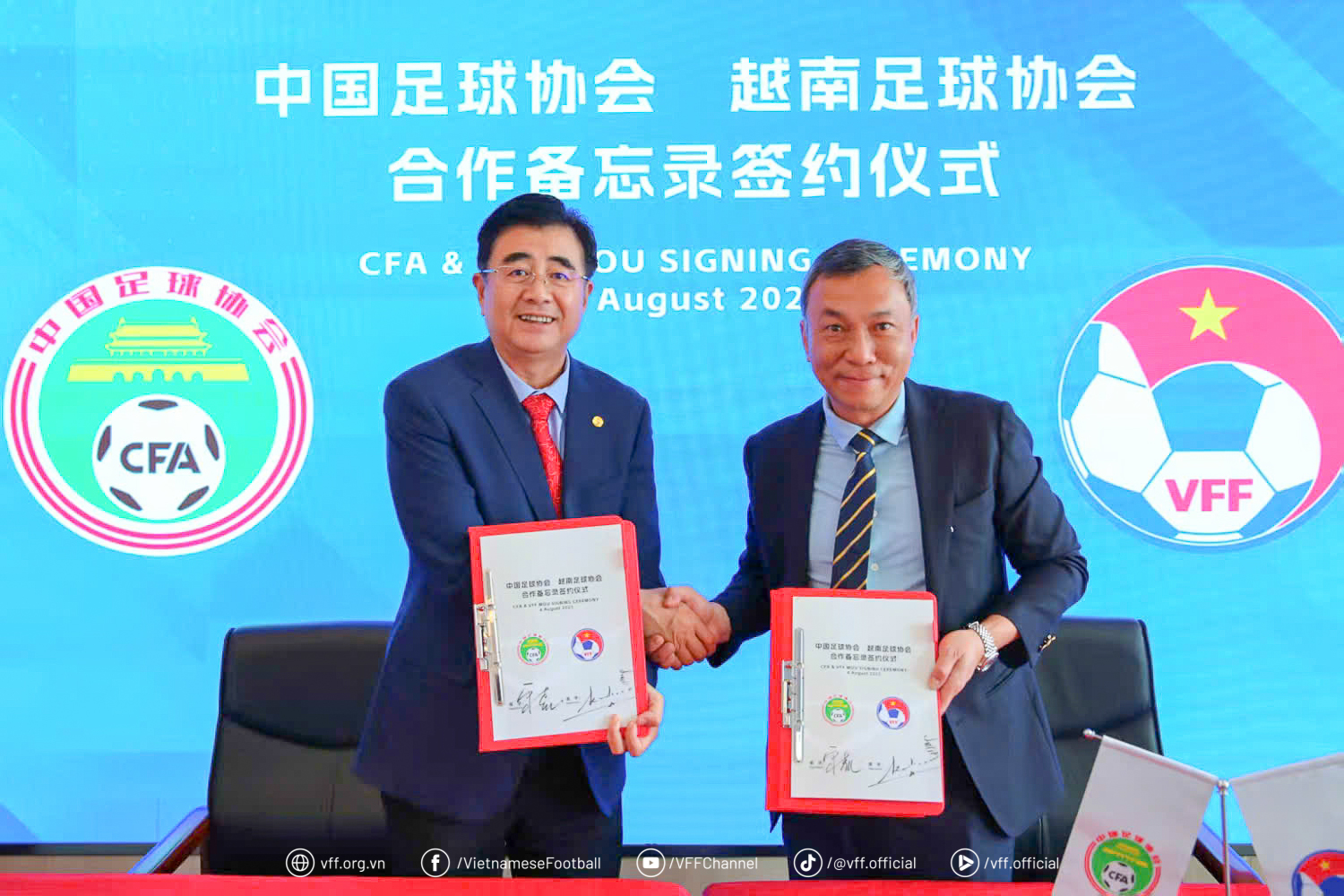 Presiden VFF dan CFA menandatangani nota kesepahaman kerja sama: sepak bola Vietnam dan Tiongkok berkembang bersama - Foto 1. Chủ tịch VFF và CFA ký kết ghi nhớ hợp tác: Bóng đá Việt Nam, Trung Quốc cùng phát triển- Ảnh 1.