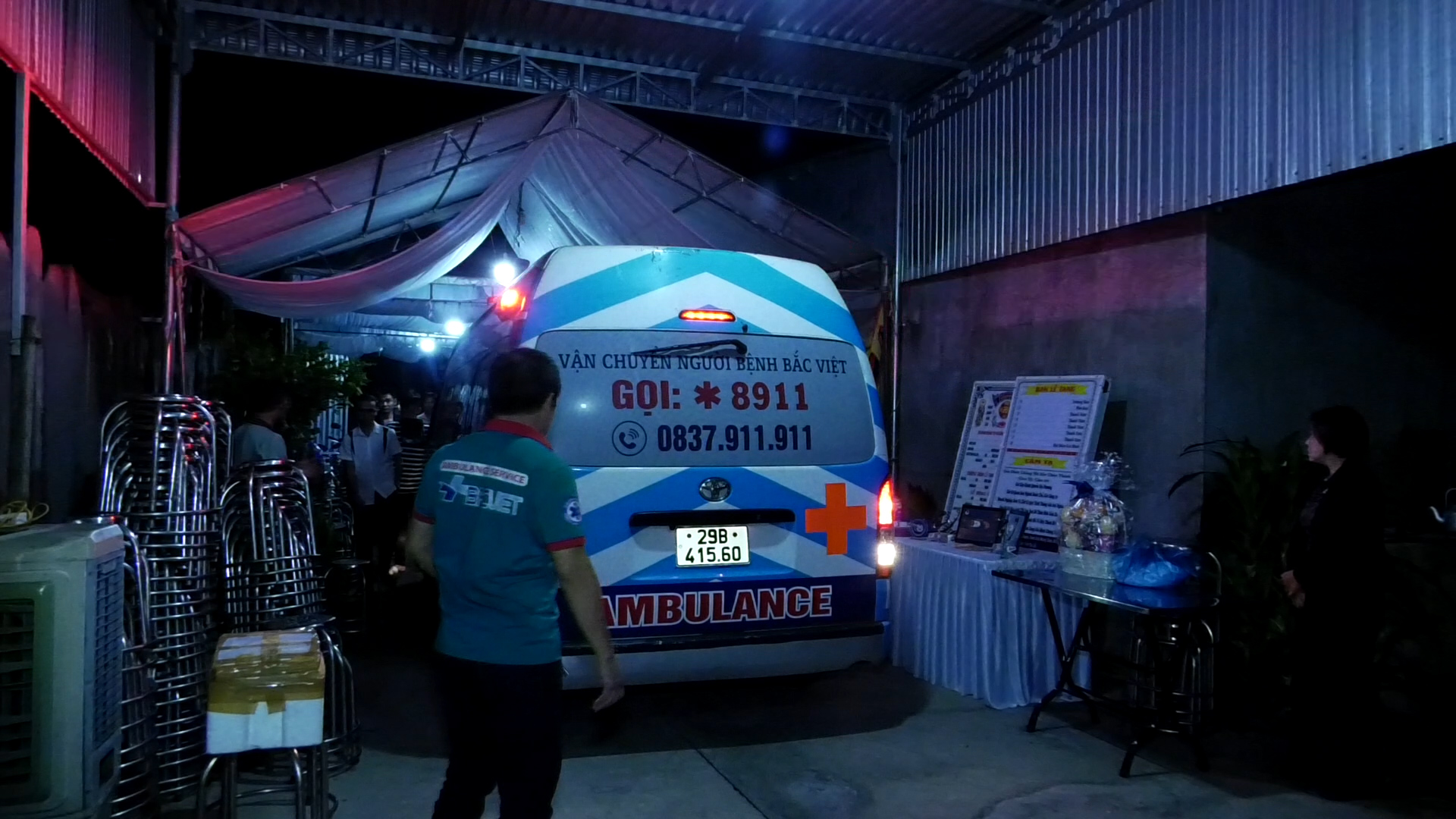 Părul argintiu își ia rămas bun de la părul verde: Ultima vizită acasă a arbitrului Tran Dinh Thinh! - Foto 1. Mái đầu bạc tiễn biệt mái đầu xanh: Chuyến thăm nhà lần cuối của trọng tài Trần Đình Thịnh!- Ảnh 1.