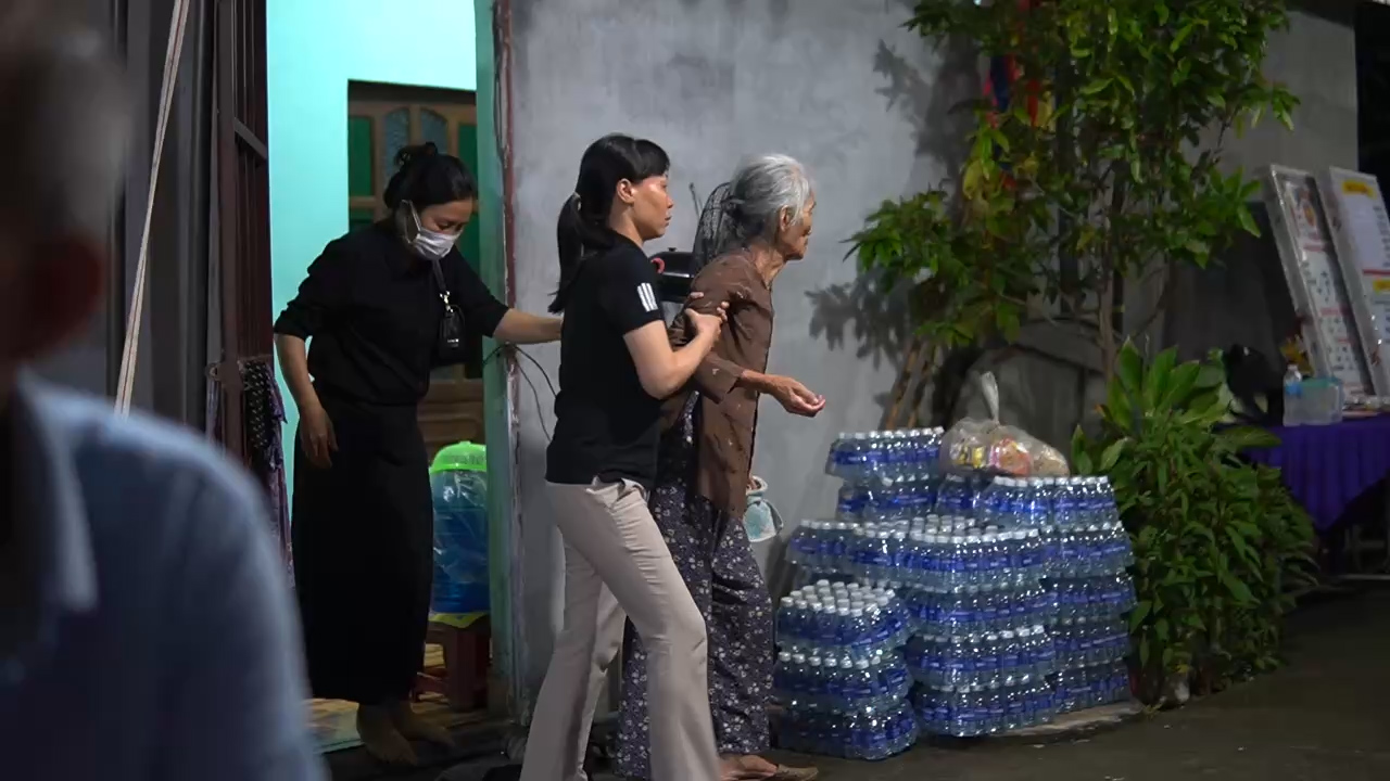 Părul argintiu își ia rămas bun de la părul verde: Ultima vizită acasă a arbitrului Tran Dinh Thinh! - Fotografia 2. Mái đầu bạc tiễn biệt mái đầu xanh: Chuyến thăm nhà lần cuối của trọng tài Trần Đình Thịnh!- Ảnh 2.