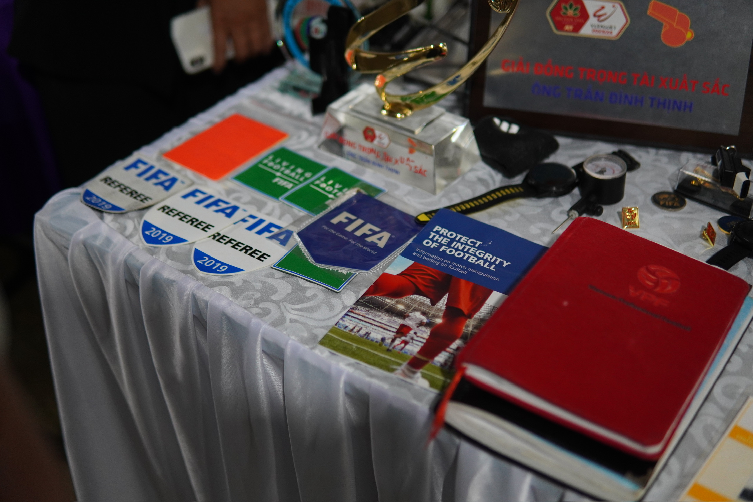 Känns som om jag tittar på minnet av domaren Tran Dinh Thinh: Den tjocka boken är nu stängd… - Foto 5. Nghẹn lòng nhìn kỷ vật của trọng tài Trần Đình Thịnh: Cuốn sổ dày từ nay đóng lại…- Ảnh 5.