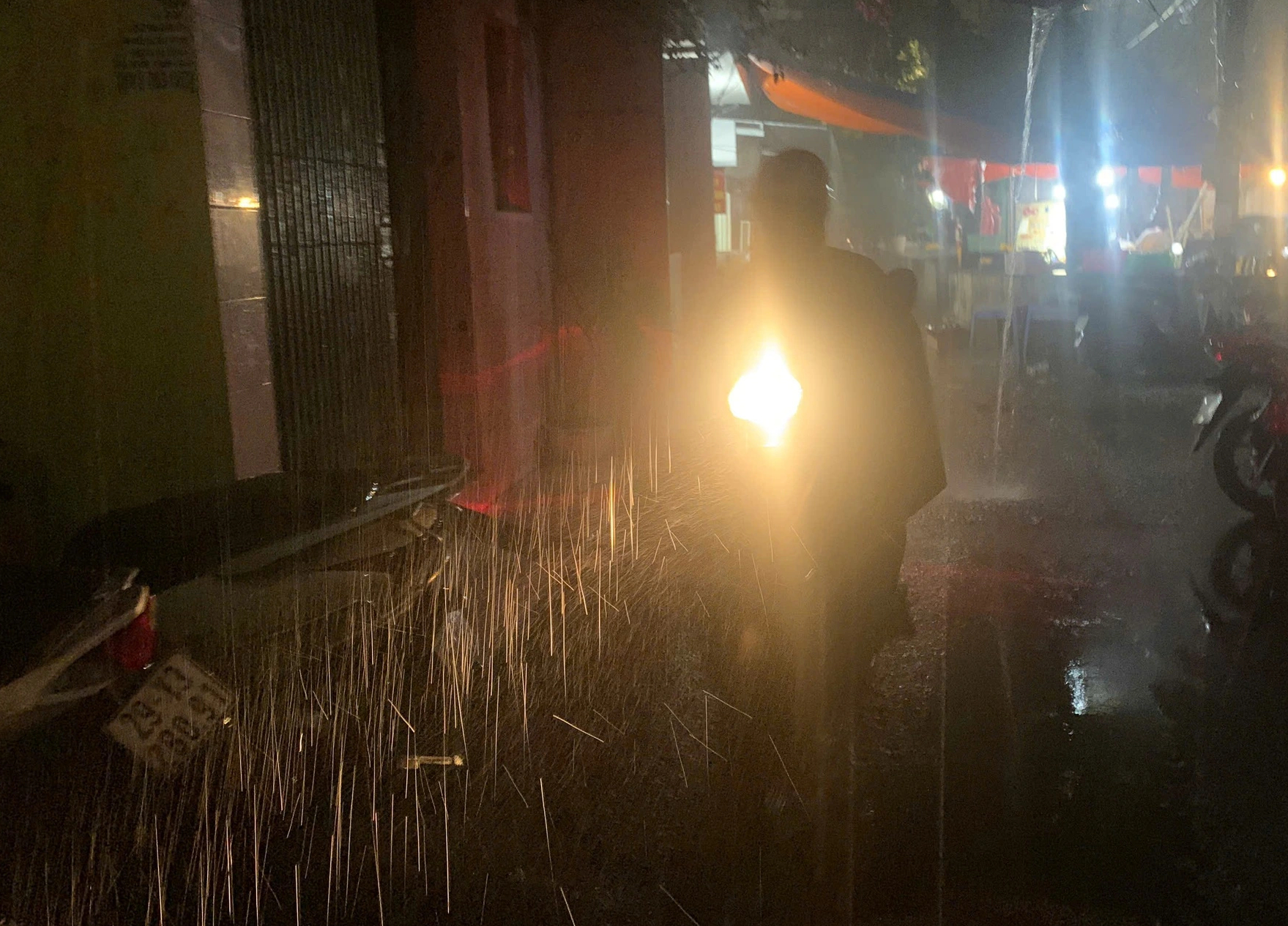Hà Nội đón mưa lớn 'giải nhiệt', cảnh báo ngập úng nhiều tuyến phố- Ảnh 1.