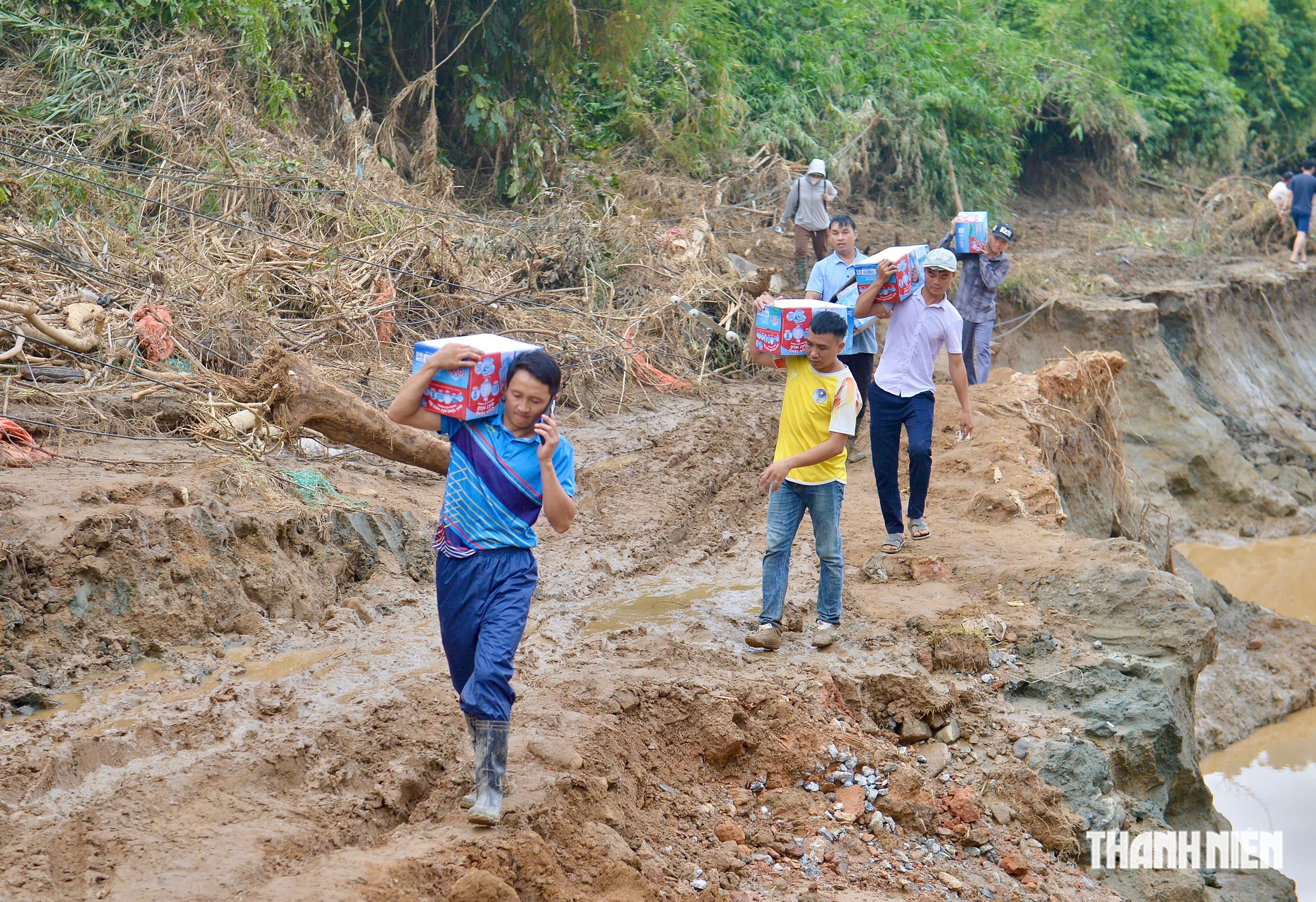 Mưa lũ ở Điện Bi&ecirc;n: &Aacute;m ảnh con đường duy nhất v&agrave;o x&atilde; T&igrave;a D&igrave;nh - Ảnh 2.