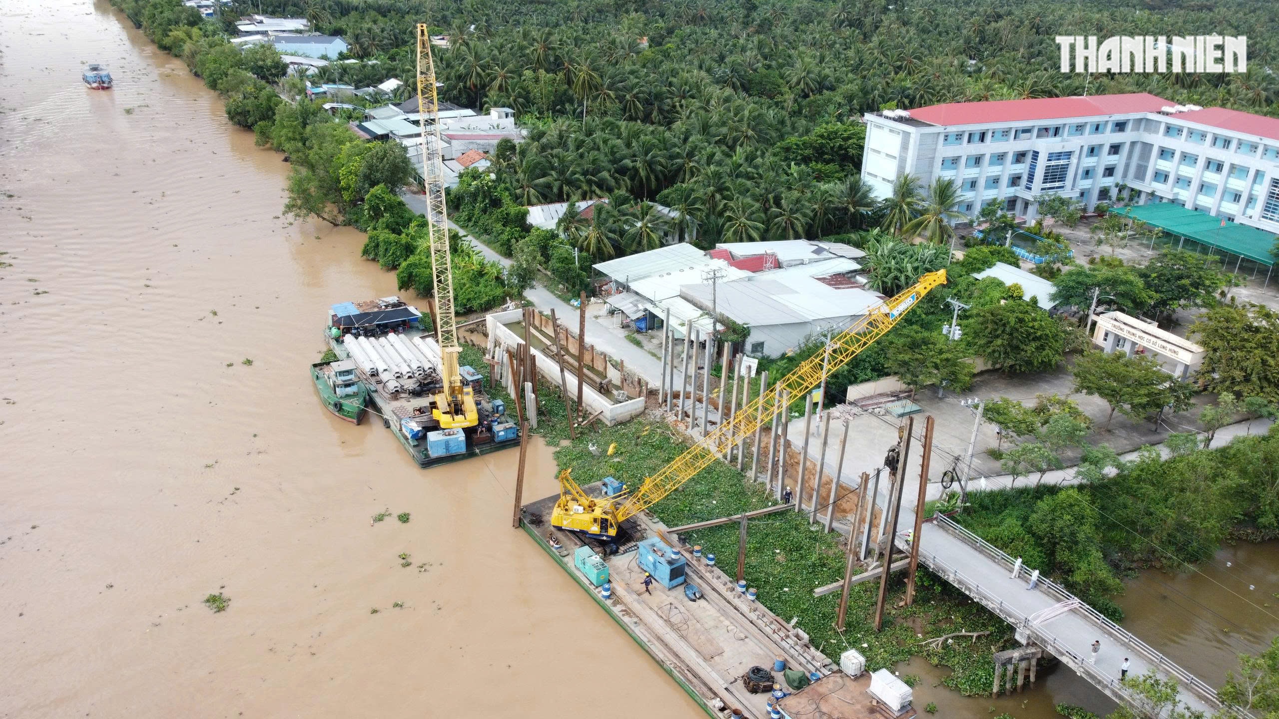 Hiện trường vụ sạt lở nghiêm trọng ngay trước cổng trường học ở Đồng Tháp- Ảnh 1. Hiện trường vụ sạt lở nghiêm trọng ngay trước cổng trường học ở Đồng Tháp- Ảnh 1.