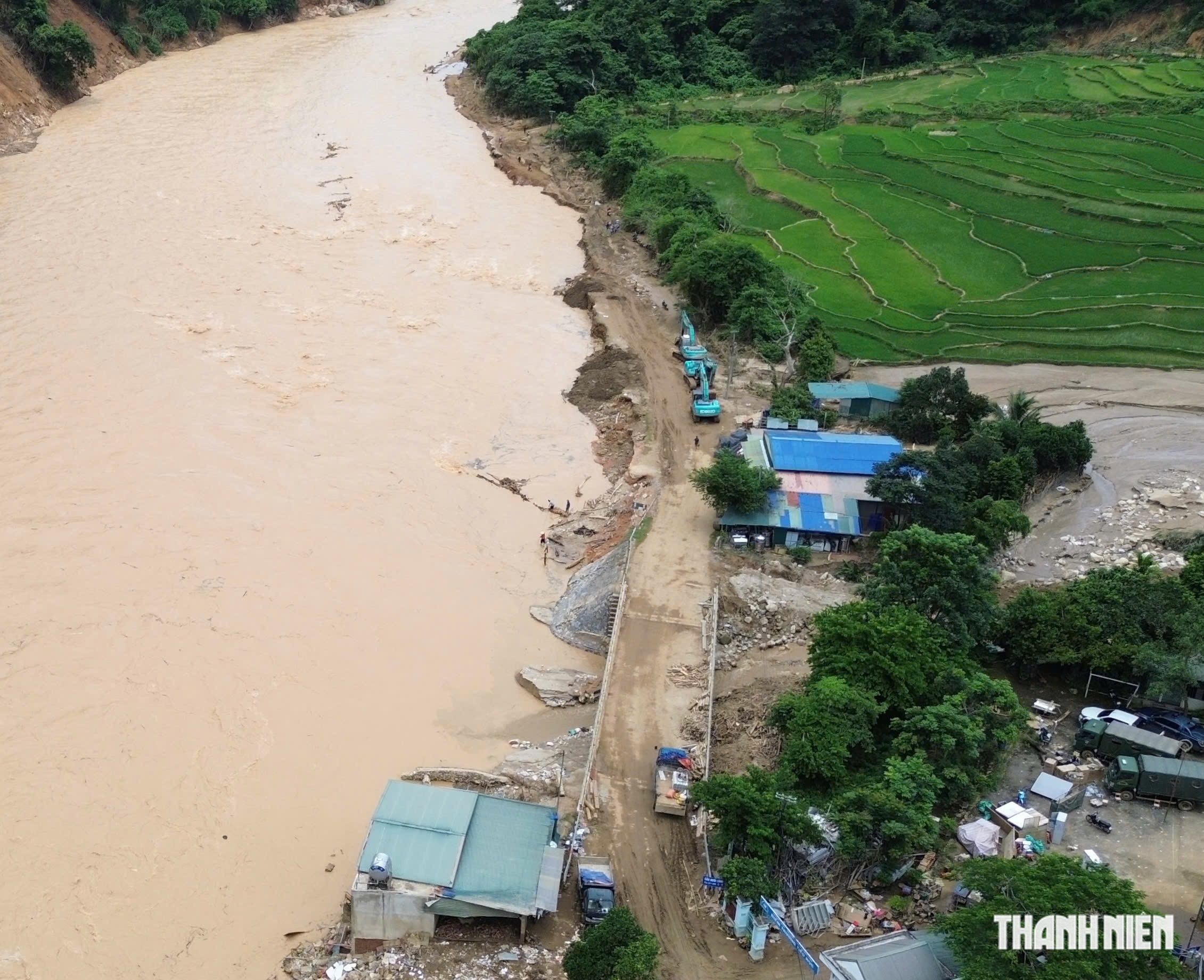 Mưa lũ ở Điện Bi&ecirc;n: &Aacute;m ảnh con đường duy nhất v&agrave;o x&atilde; T&igrave;a D&igrave;nh - Ảnh 8.