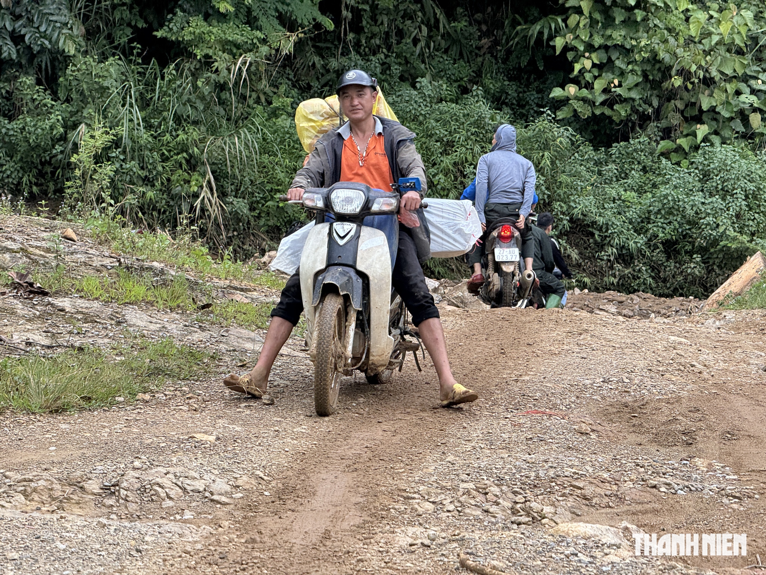 Mưa lũ ở Điện Bi&ecirc;n: &Aacute;m ảnh con đường duy nhất v&agrave;o x&atilde; T&igrave;a D&igrave;nh - Ảnh 14.