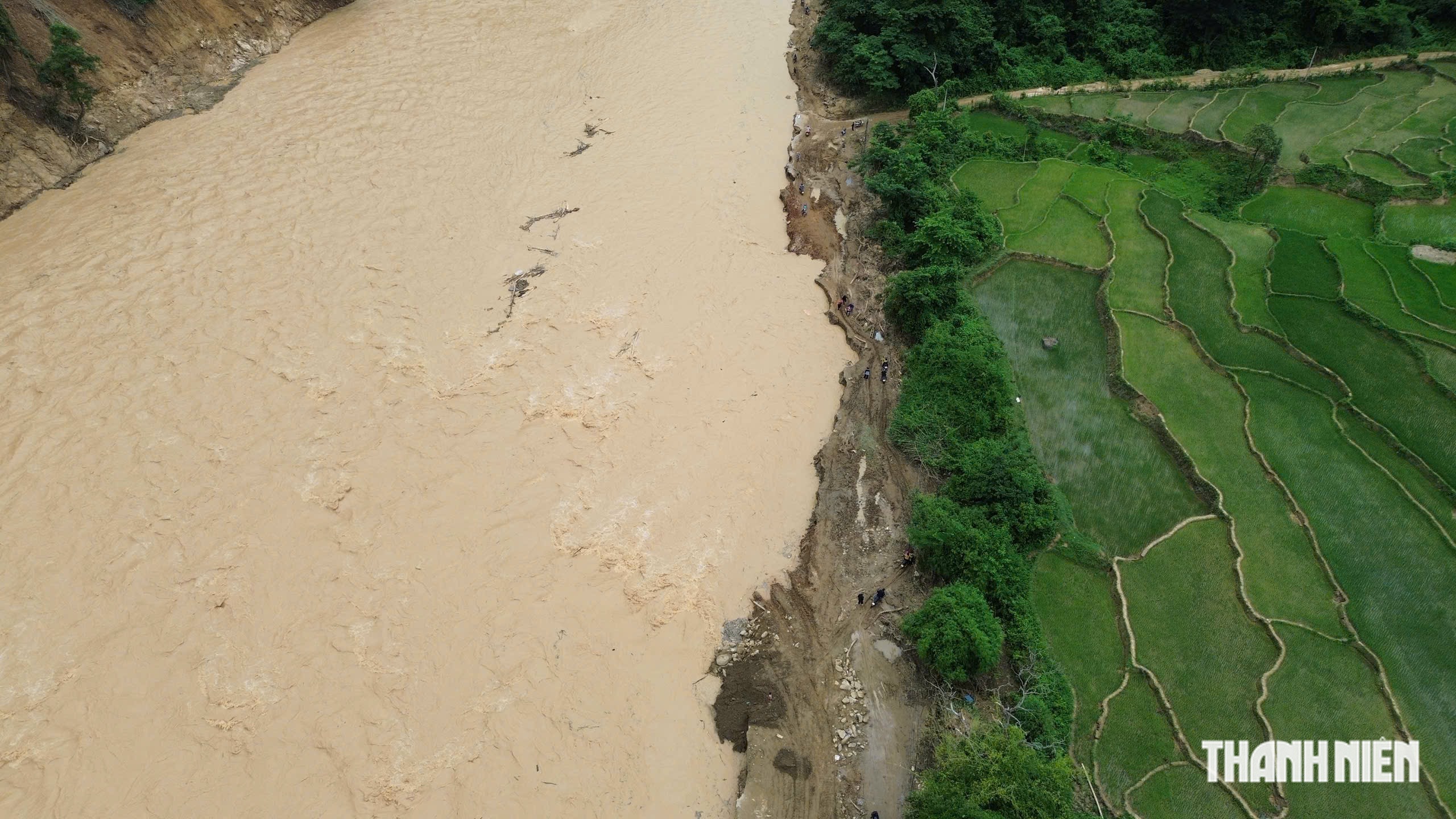Mưa lũ ở Điện Bi&ecirc;n: &Aacute;m ảnh con đường duy nhất v&agrave;o x&atilde; T&igrave;a D&igrave;nh - Ảnh 9.