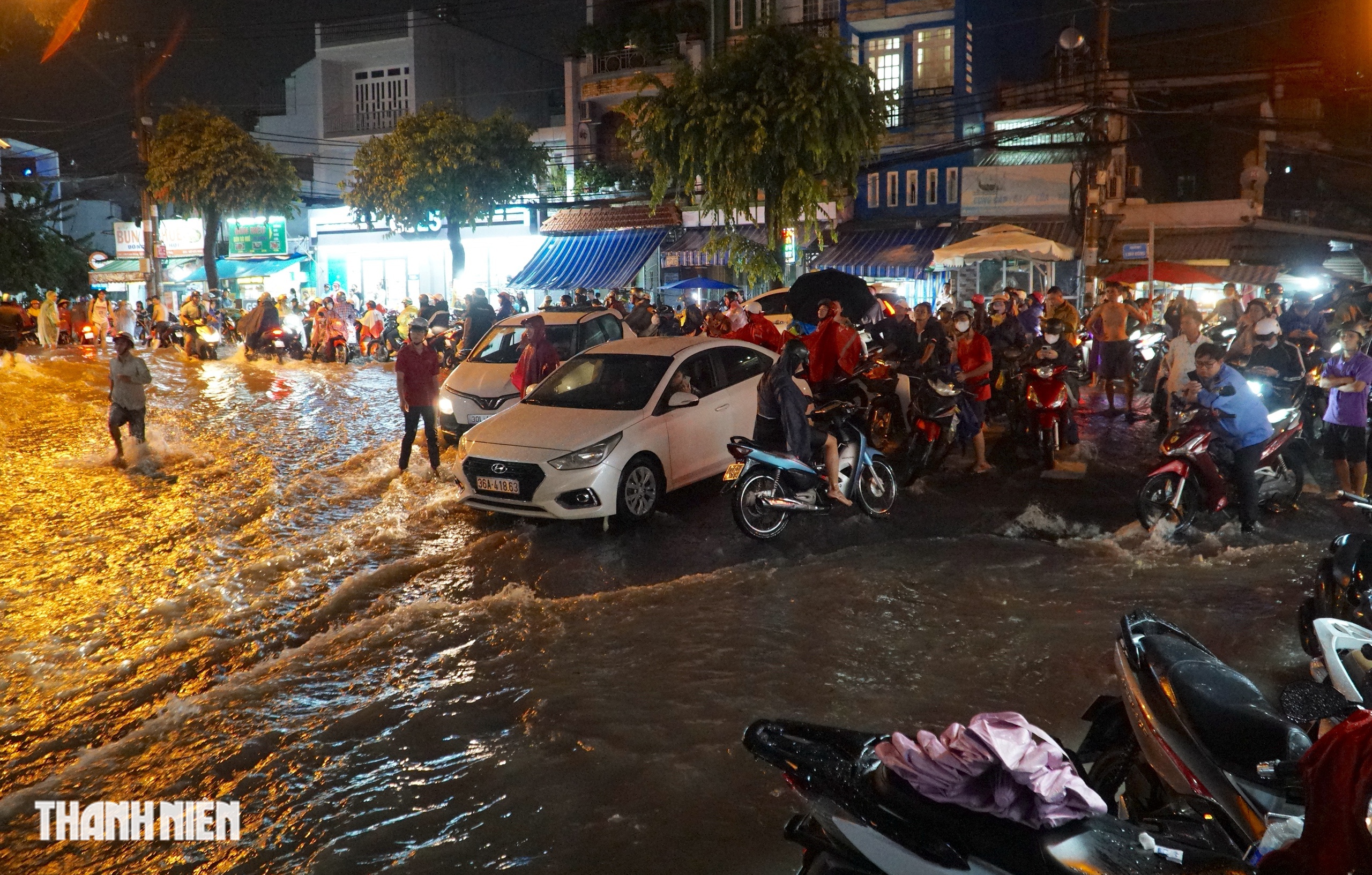 TP . HCM mưa lớn gây ngập nặng: Phường Linh Đông nước chảy như thác , xe máy trôi la liệt - Ảnh 6.