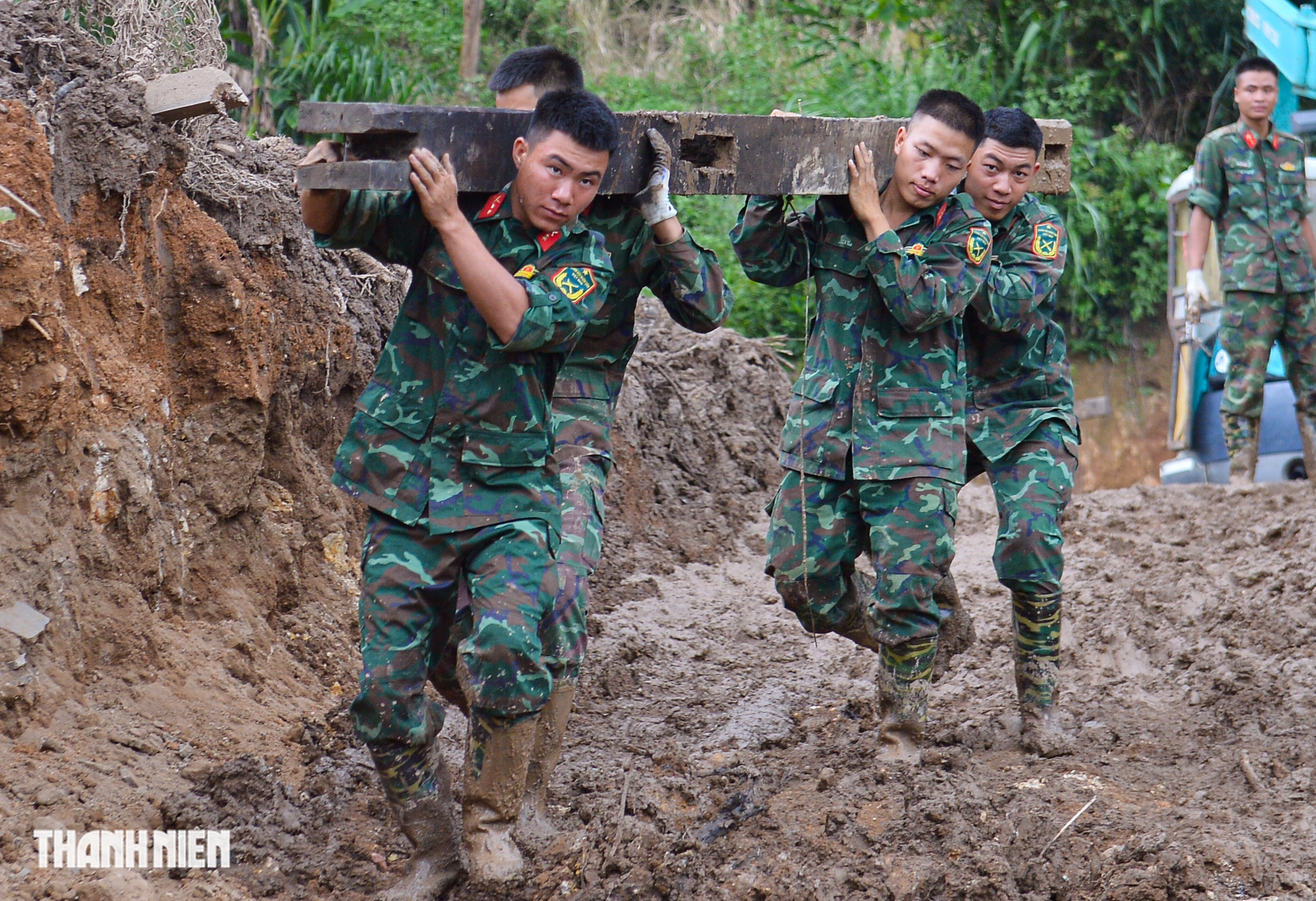 Bộ đội hành quân 20 km giúp dân khắc phục hậu quả mưa lũ- Ảnh 8.