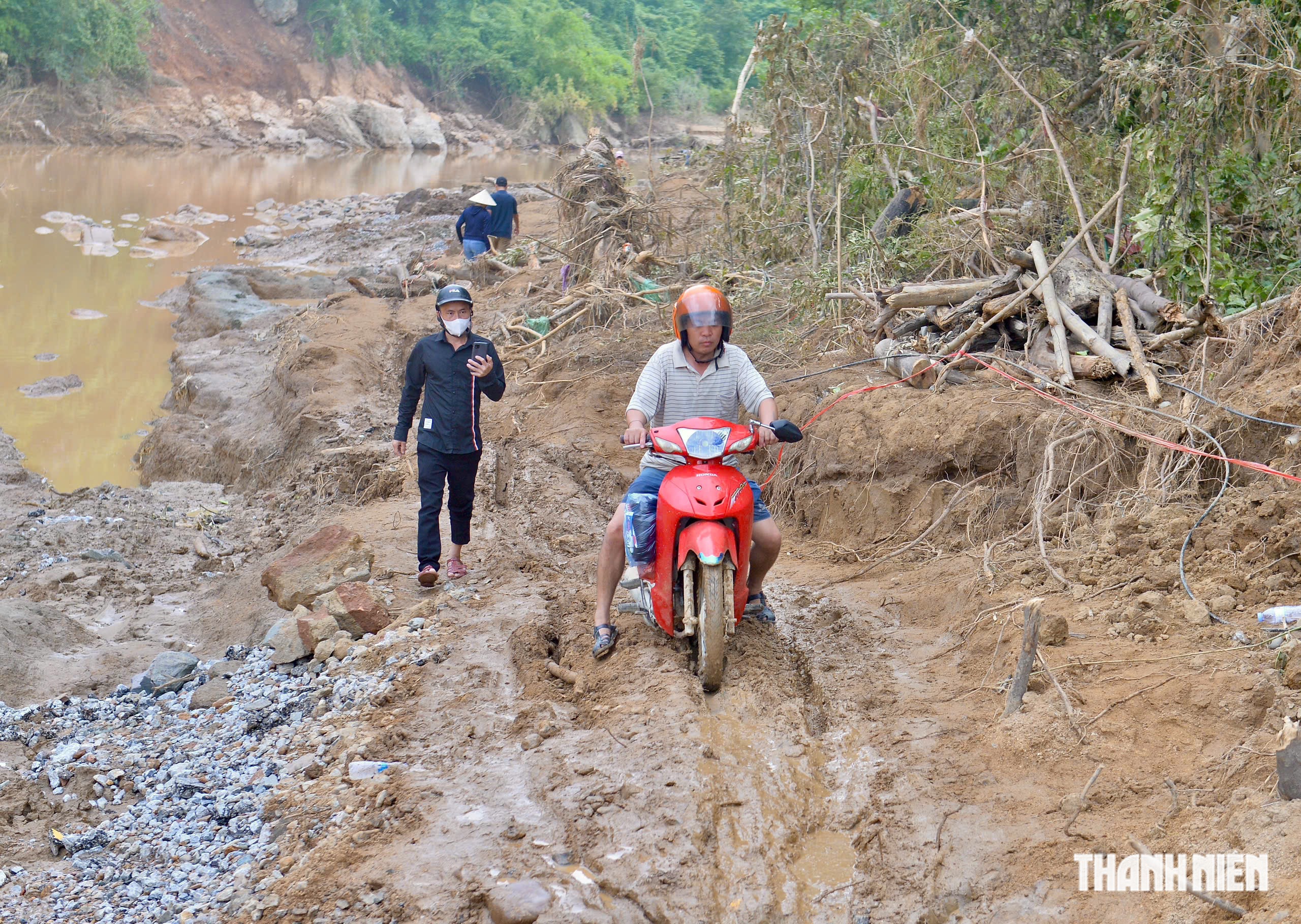 Mưa lũ ở Điện Bi&ecirc;n: &Aacute;m ảnh con đường duy nhất v&agrave;o x&atilde; T&igrave;a D&igrave;nh - Ảnh 4.
