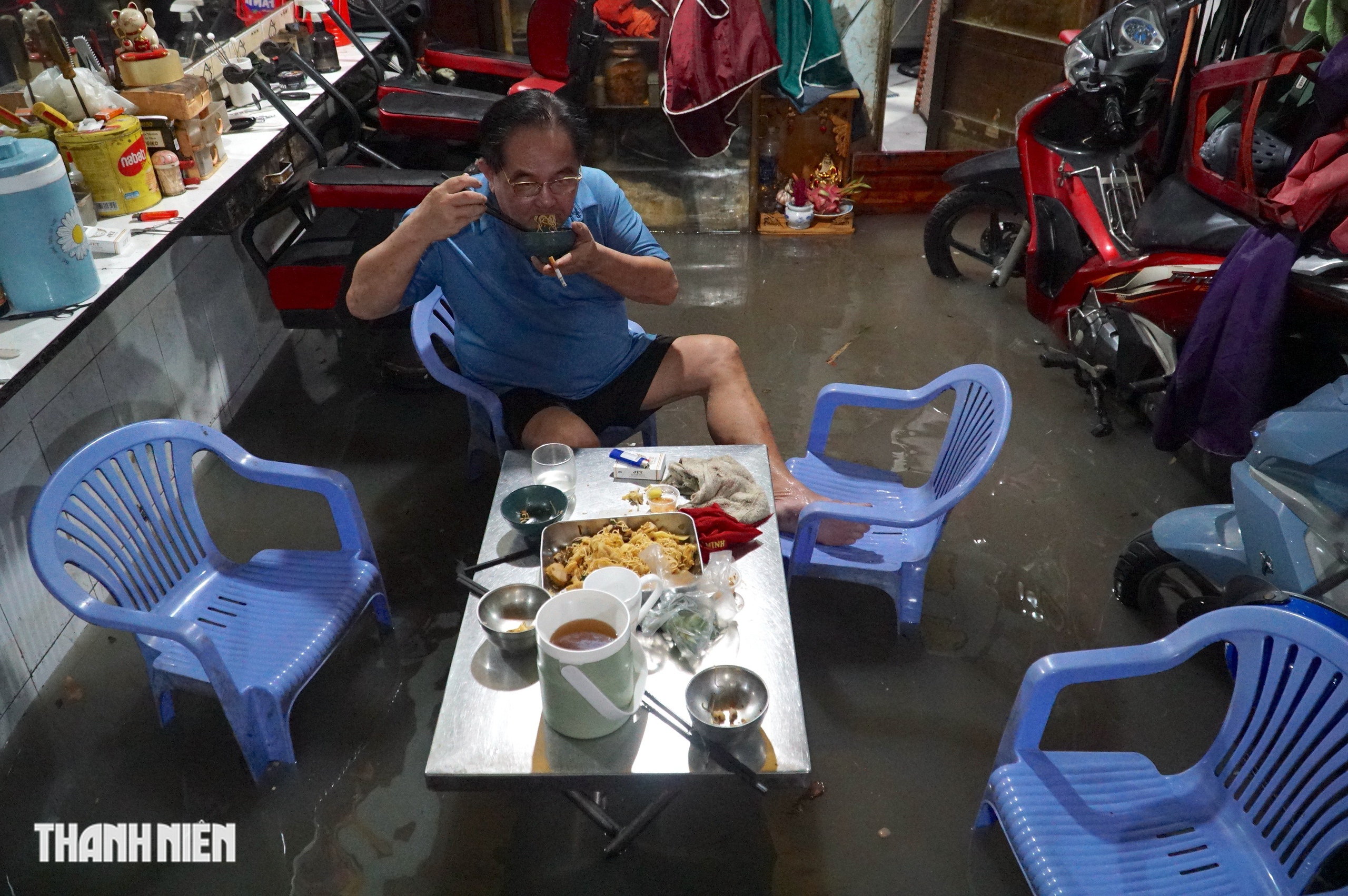 TP . HCM mưa lớn gây ngập nặng: Phường Linh Đông nước chảy như thác , xe máy trôi la liệt - Ảnh 11.