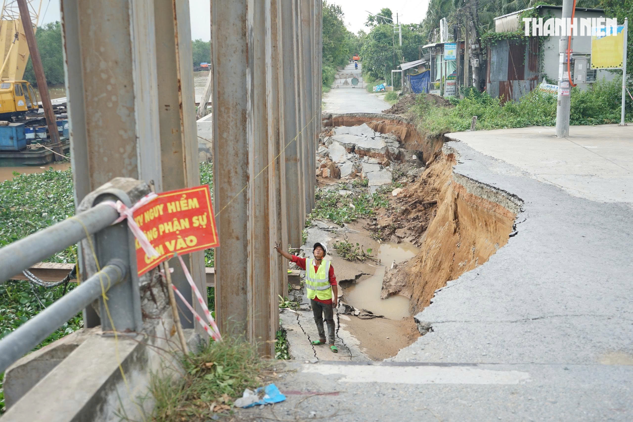 Hiện trường vụ sạt lở nghiêm trọng ngay trước cổng trường học ở Đồng Tháp- Ảnh 2. Hiện trường vụ sạt lở nghiêm trọng ngay trước cổng trường học ở Đồng Tháp- Ảnh 2.