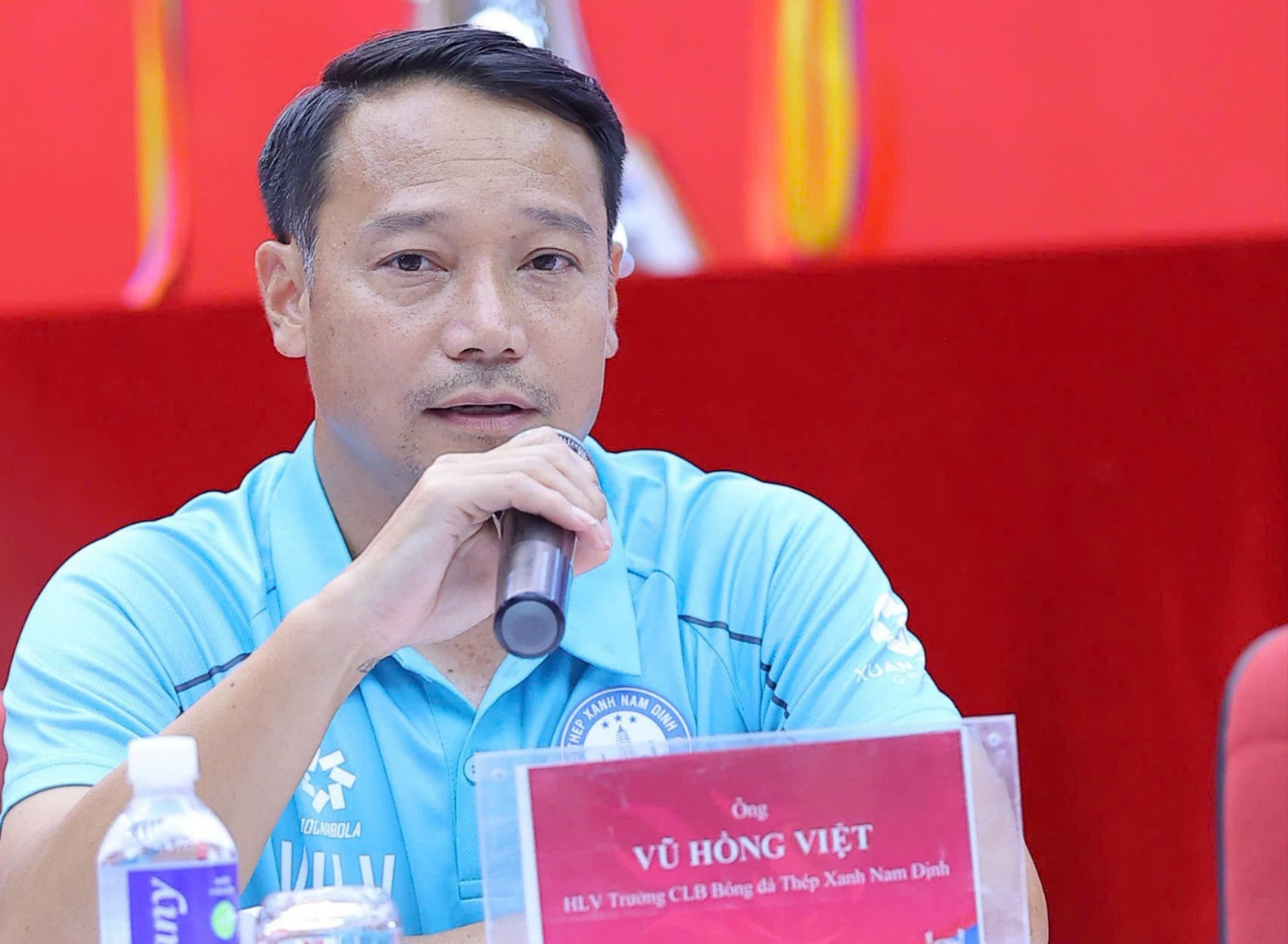 O técnico do Nam Dinh anunciou notícias chocantes sobre Xuan Son. O técnico Polking acredita que o CAHN Club vencerá a Supercopa - Foto 2. HLV Nam Định báo tin sốc về Xuân Son, HLV Polking tin CLB CAHN vô địch Siêu cúp- Ảnh 2.