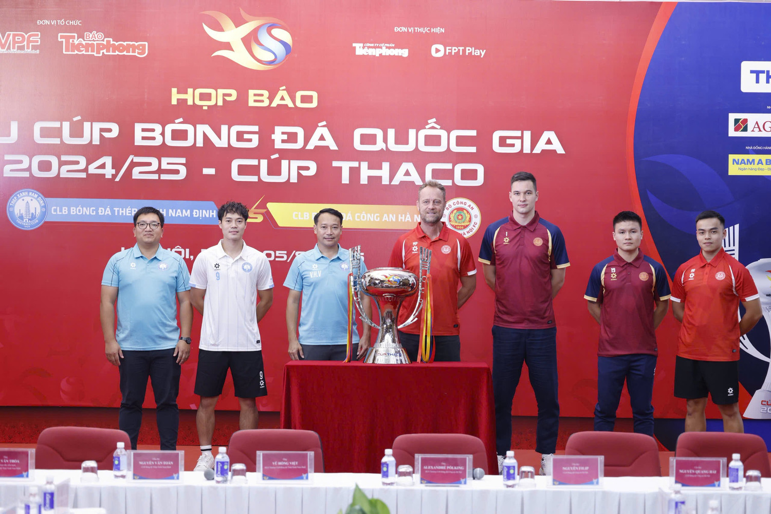 O técnico do Nam Dinh anunciou notícias chocantes sobre Xuan Son. O técnico Polking acredita que o CAHN Club vencerá a Supercopa - Foto 3. HLV Nam Định báo tin sốc về Xuân Son, HLV Polking tin CLB CAHN vô địch Siêu cúp- Ảnh 3.