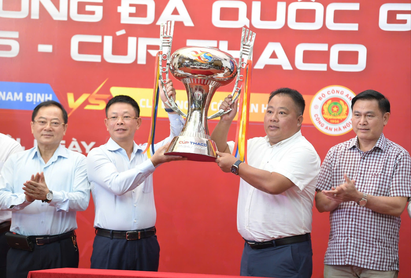 O técnico do Nam Dinh anunciou notícias chocantes sobre Xuan Son. O técnico Polking acredita que o CAHN Club vencerá a Supercopa - Foto 4. HLV Nam Định báo tin sốc về Xuân Son, HLV Polking tin CLB CAHN vô địch Siêu cúp- Ảnh 4.