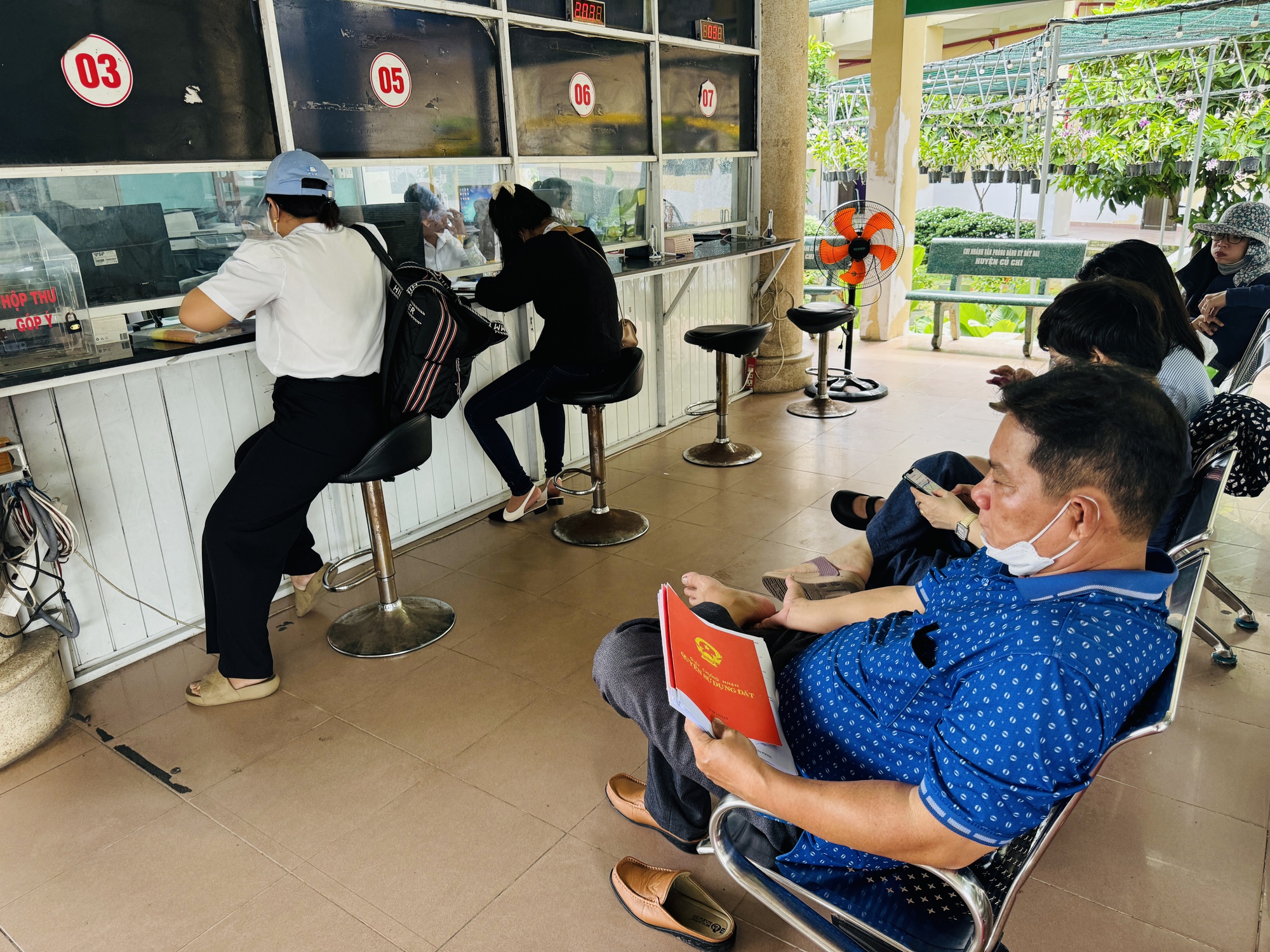 Chính phủ họp bàn về tiền sử dụng đất   - Ảnh 1.