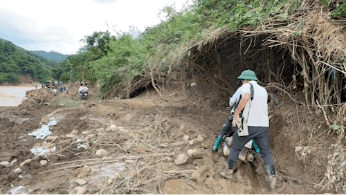 Mưa lũ ở Điện Bi&ecirc;n: &Aacute;m ảnh con đường duy nhất v&agrave;o x&atilde; T&igrave;a D&igrave;nh - Ảnh 1.