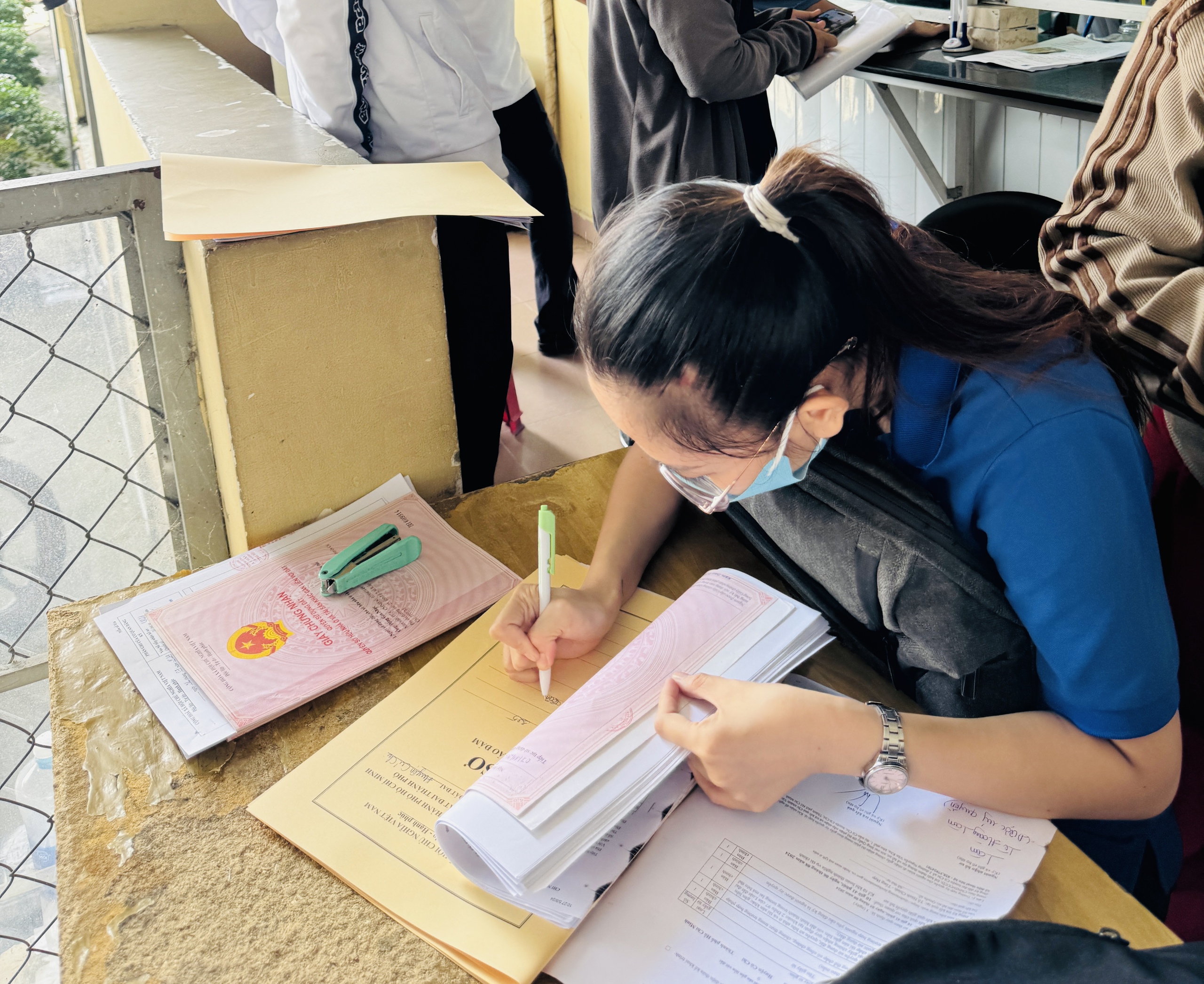 Chính phủ họp bàn về tiền sử dụng đất   - Ảnh 2.