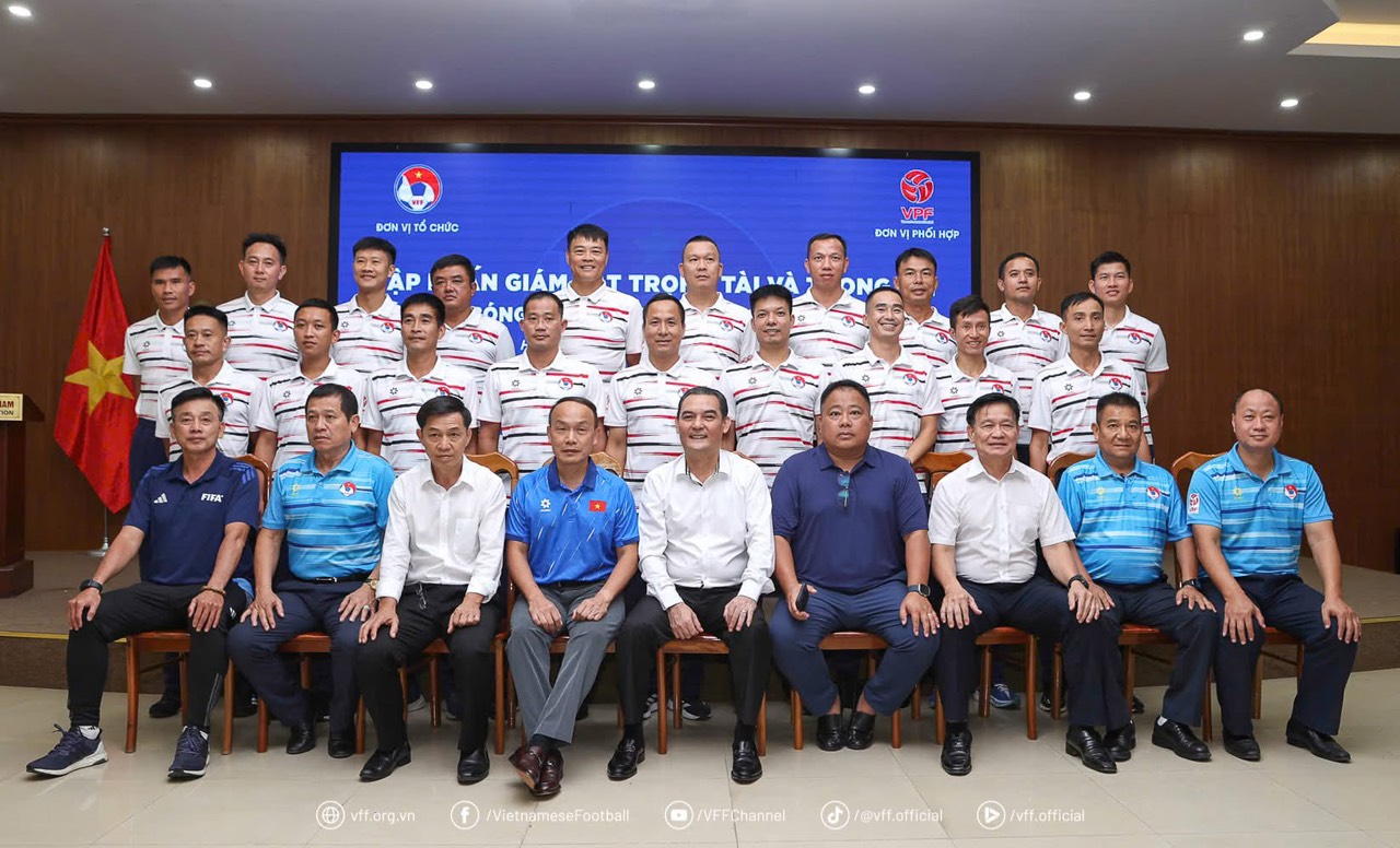 מורים ועמיתים מקיימים דקת דומייה לזכרו של השופט טראן דין תין: היכן שהייתה שייכת פעם משרוקית הכסף... - תמונה 2. Các thầy và đồng nghiệp mặc niệm thương nhớ trọng tài Trần Đình Thịnh: Nơi Còi bạc từng thuộc về…- Ảnh 2.