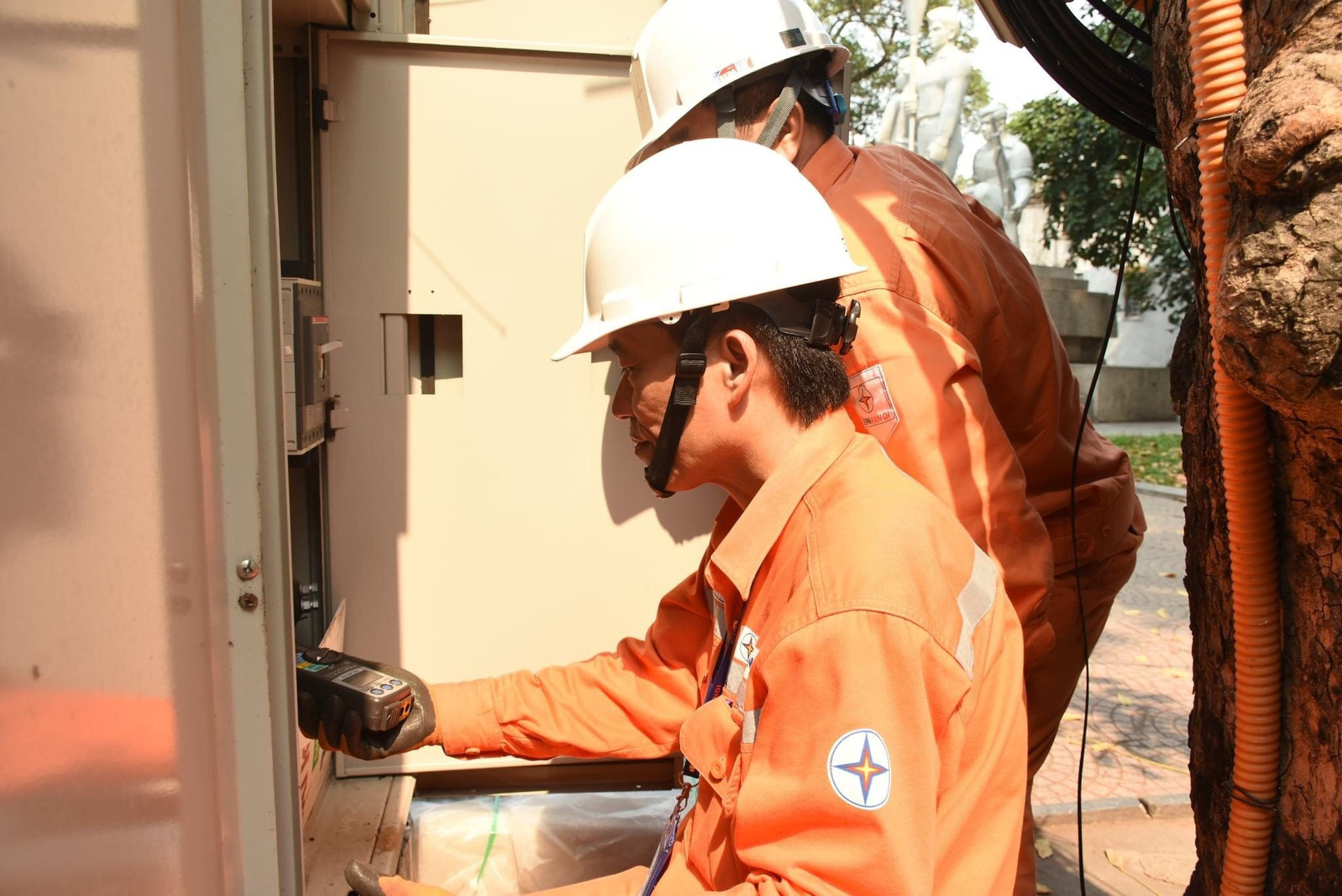 Hà Nội nắng nóng kỷ lục và ngừng cung cấp điện tại nhiều khu vực - Ảnh 1. Hà Nội nắng nóng kỷ lục và ngừng cung cấp điện tại nhiều khu vực - Ảnh 1.