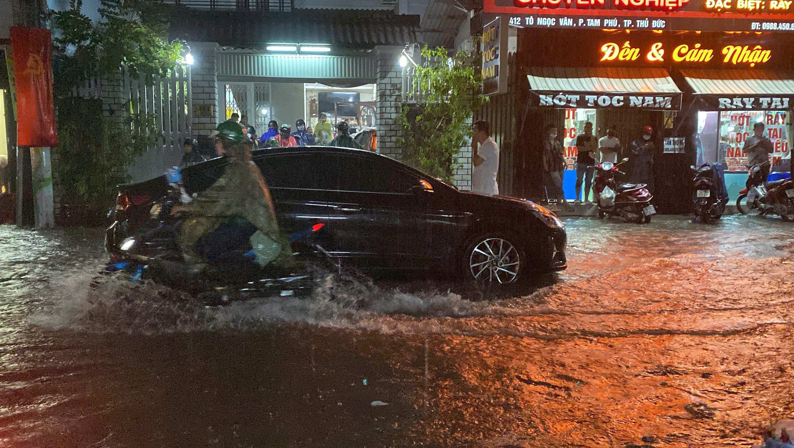 Sấm chớp và mưa lớn tại TP . HCM khiến nhiều phương tiện chết máy - Ảnh 2.