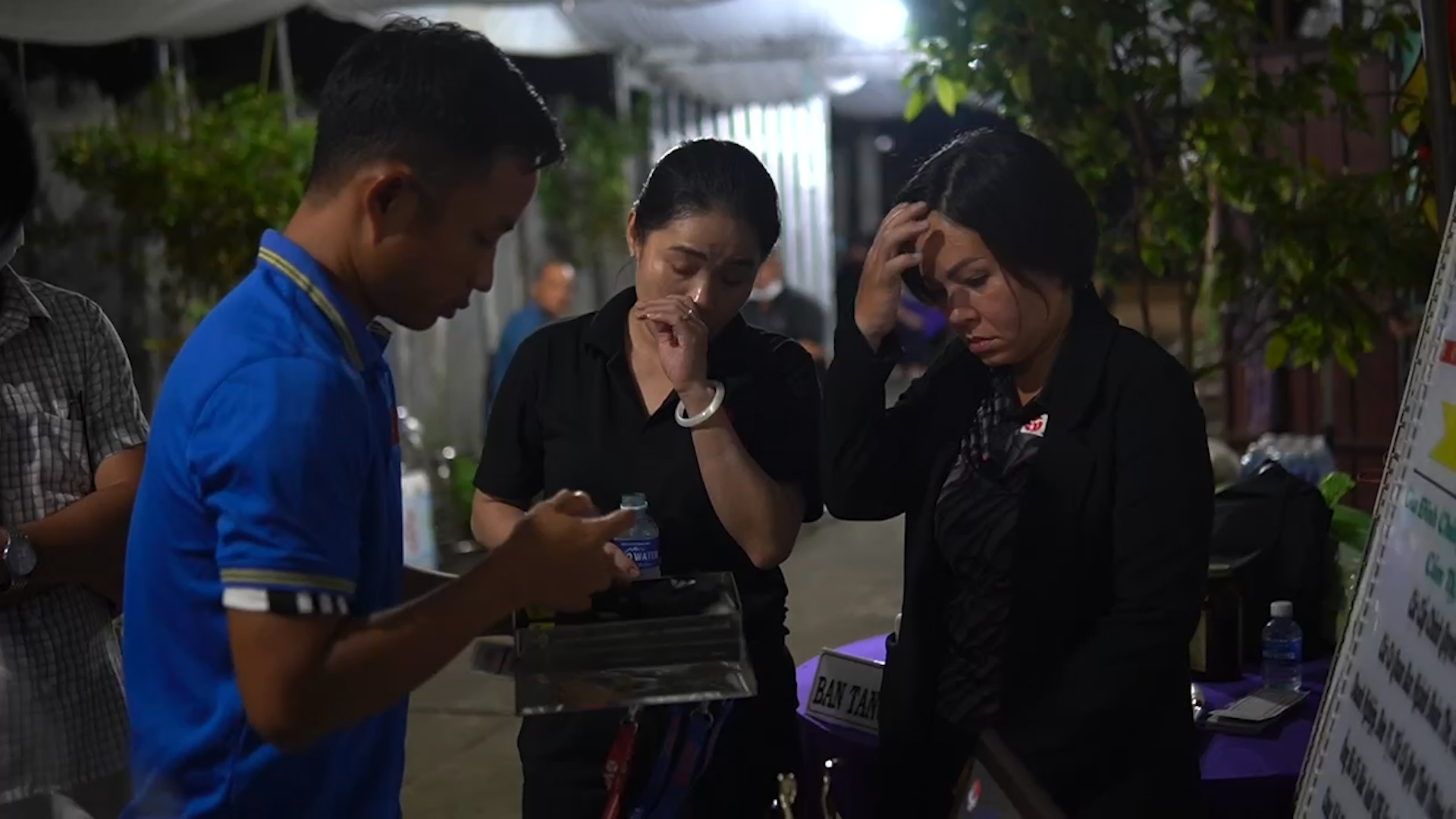 Părul argintiu își ia rămas bun de la părul verde: Ultima vizită acasă a arbitrului Tran Dinh Thinh! - Foto 4. Mái đầu bạc tiễn biệt mái đầu xanh: Chuyến thăm nhà lần cuối của trọng tài Trần Đình Thịnh!- Ảnh 4.