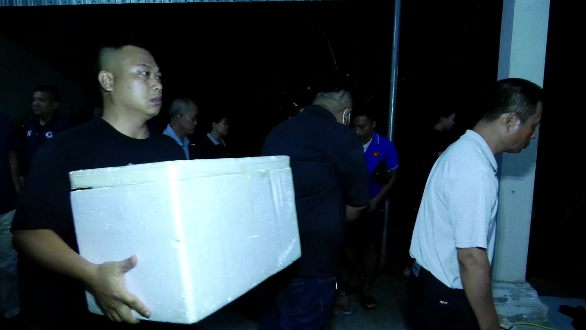 Părul argintiu își ia rămas bun de la părul verde: Ultima vizită acasă a arbitrului Tran Dinh Thinh! - Foto 5. Mái đầu bạc tiễn biệt mái đầu xanh: Chuyến thăm nhà lần cuối của trọng tài Trần Đình Thịnh!- Ảnh 5.