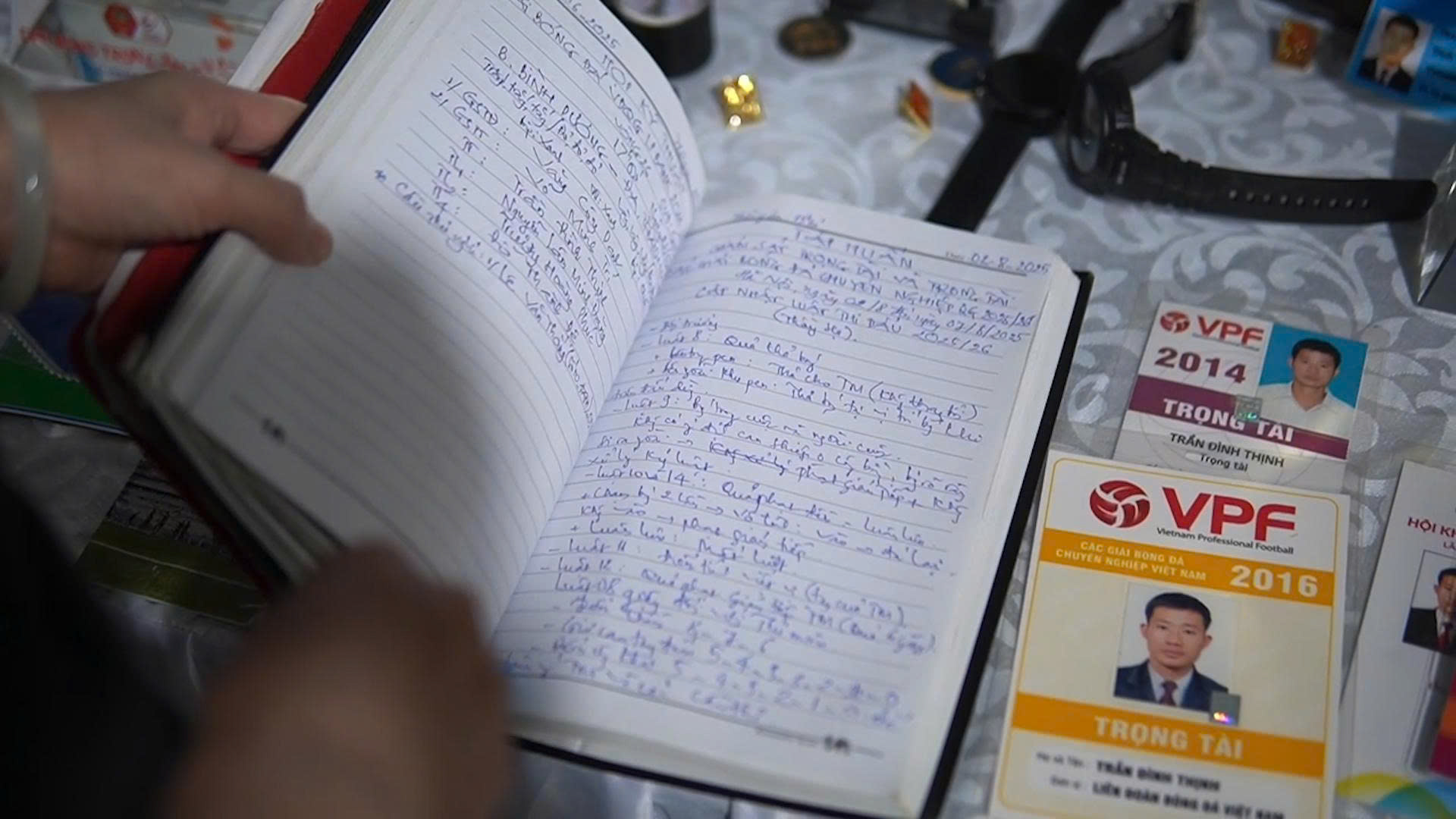 Känns som om jag tittar på minnet av domaren Tran Dinh Thinh: Den tjocka boken är nu stängd… - Foto 1. Nghẹn lòng nhìn kỷ vật của trọng tài Trần Đình Thịnh: Cuốn sổ dày từ nay đóng lại…- Ảnh 1.