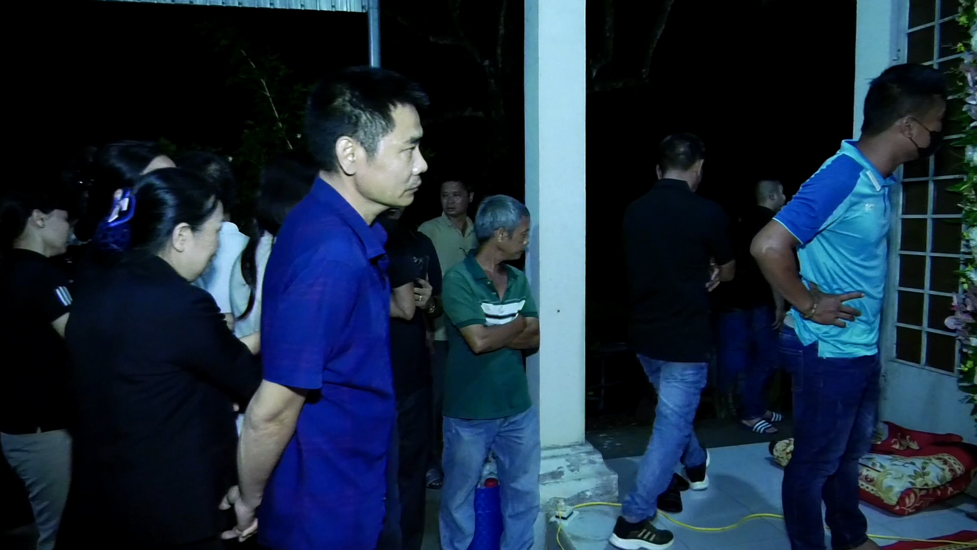 Părul argintiu își ia rămas bun de la părul verde: Ultima vizită acasă a arbitrului Tran Dinh Thinh! - Foto 6. Mái đầu bạc tiễn biệt mái đầu xanh: Chuyến thăm nhà lần cuối của trọng tài Trần Đình Thịnh!- Ảnh 6.