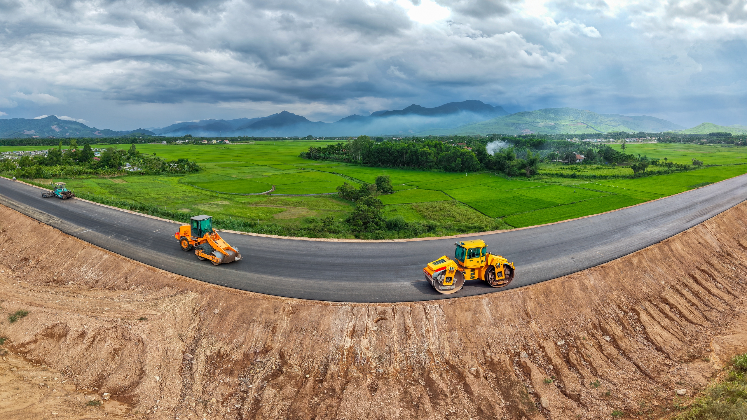 Hình hài cao tốc Quảng Ngãi - Hoài Nhơn, sau hơn 2 năm thi công - Ảnh 1.