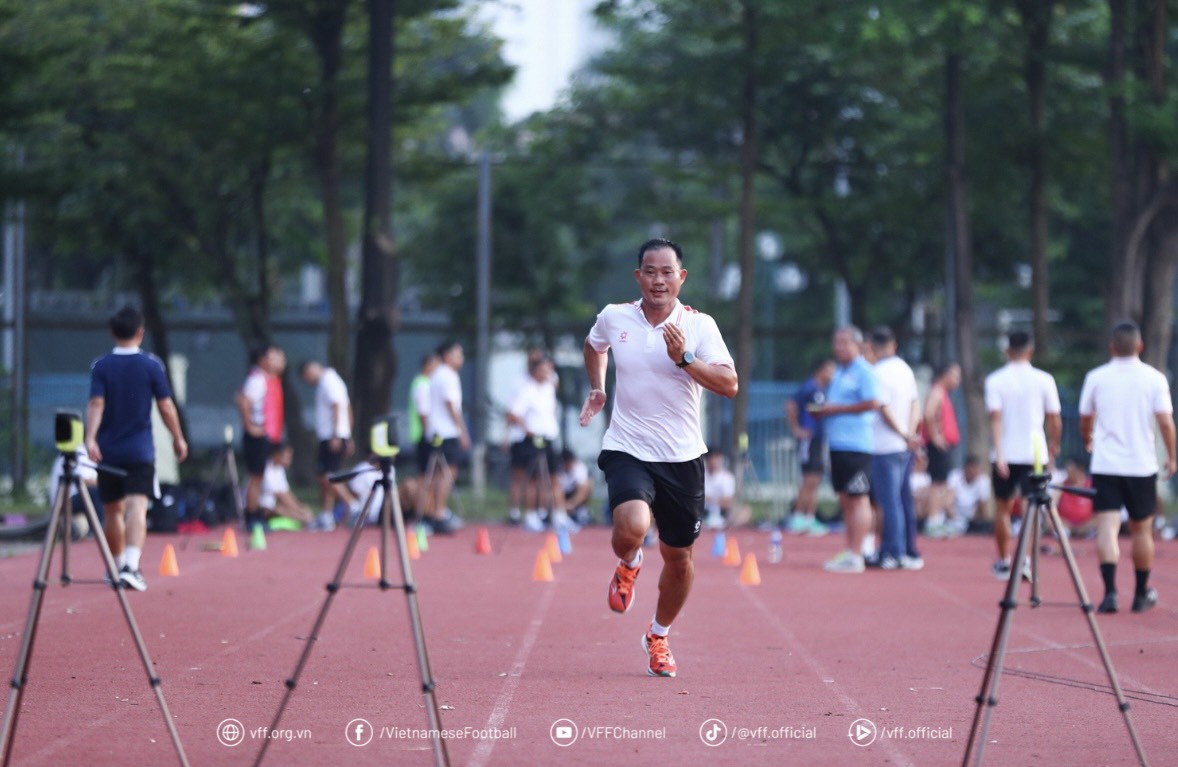 מורים ועמיתים מקיימים דקת דומייה לזכרו של השופט טראן דין תין: היכן שהייתה שייכת פעם משרוקית הכסף... - תמונה 3. Các thầy và đồng nghiệp mặc niệm thương nhớ trọng tài Trần Đình Thịnh: Nơi Còi bạc từng thuộc về…- Ảnh 3.