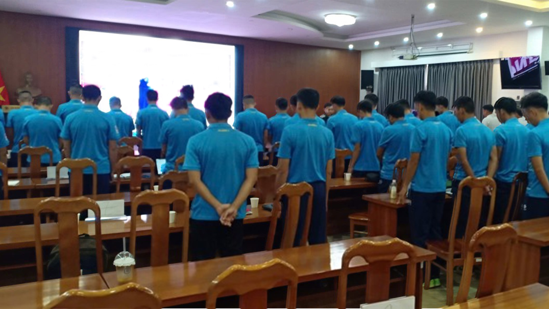 מורים ועמיתים מקיימים דקת דומיה לזכרו של השופט טראן דין תין: היכן שהייתה שייכת פעם משרוקית הכסף... - תמונה 1. Các thầy và đồng nghiệp mặc niệm thương nhớ trọng tài Trần Đình Thịnh: Nơi Còi bạc từng thuộc về…- Ảnh 1.