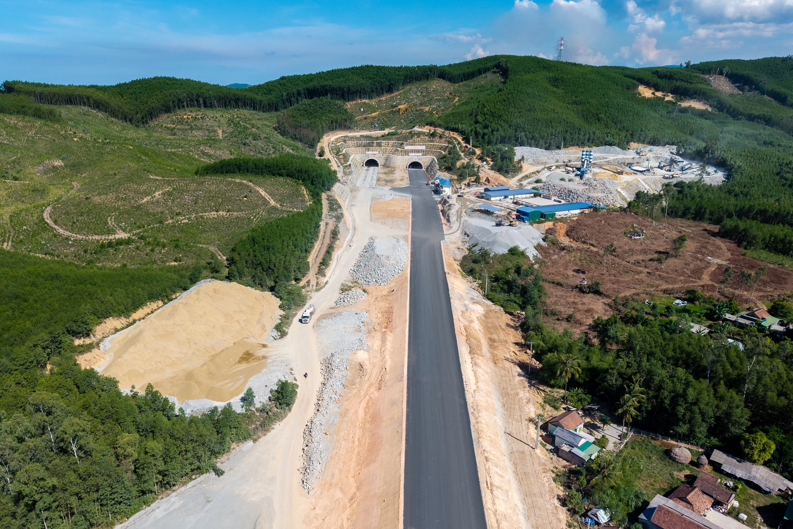 Hình hài cao tốc Quảng Ngãi - Hoài Nhơn, sau hơn 2 năm thi công - Ảnh 6.