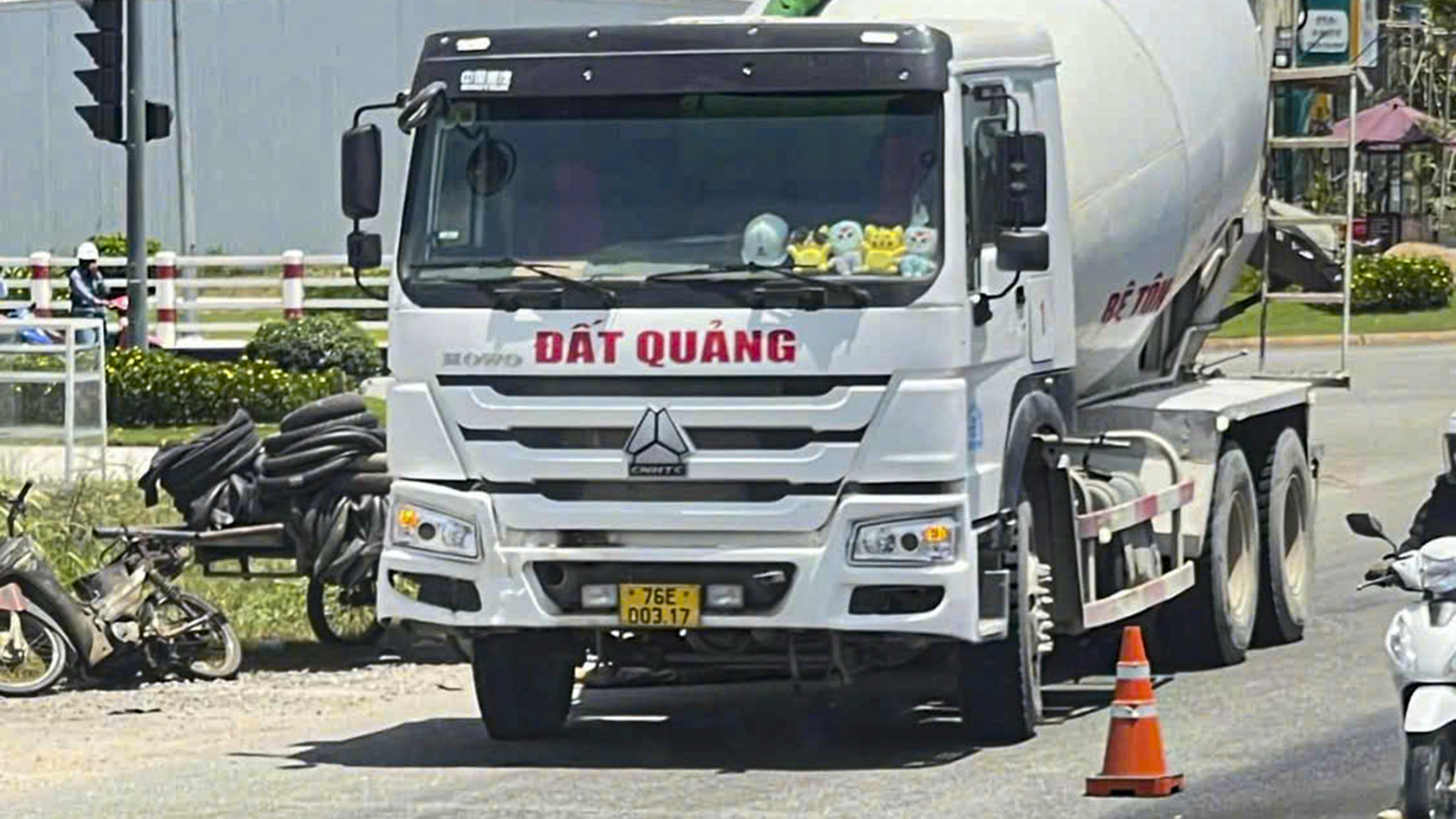 Quảng Ngãi: Xe trộn bê tông va chạm xe máy, một người tử vong tại chỗ- Ảnh 1. Quảng Ngãi: Xe trộn bê tông va chạm xe máy, một người tử vong tại chỗ- Ảnh 1.