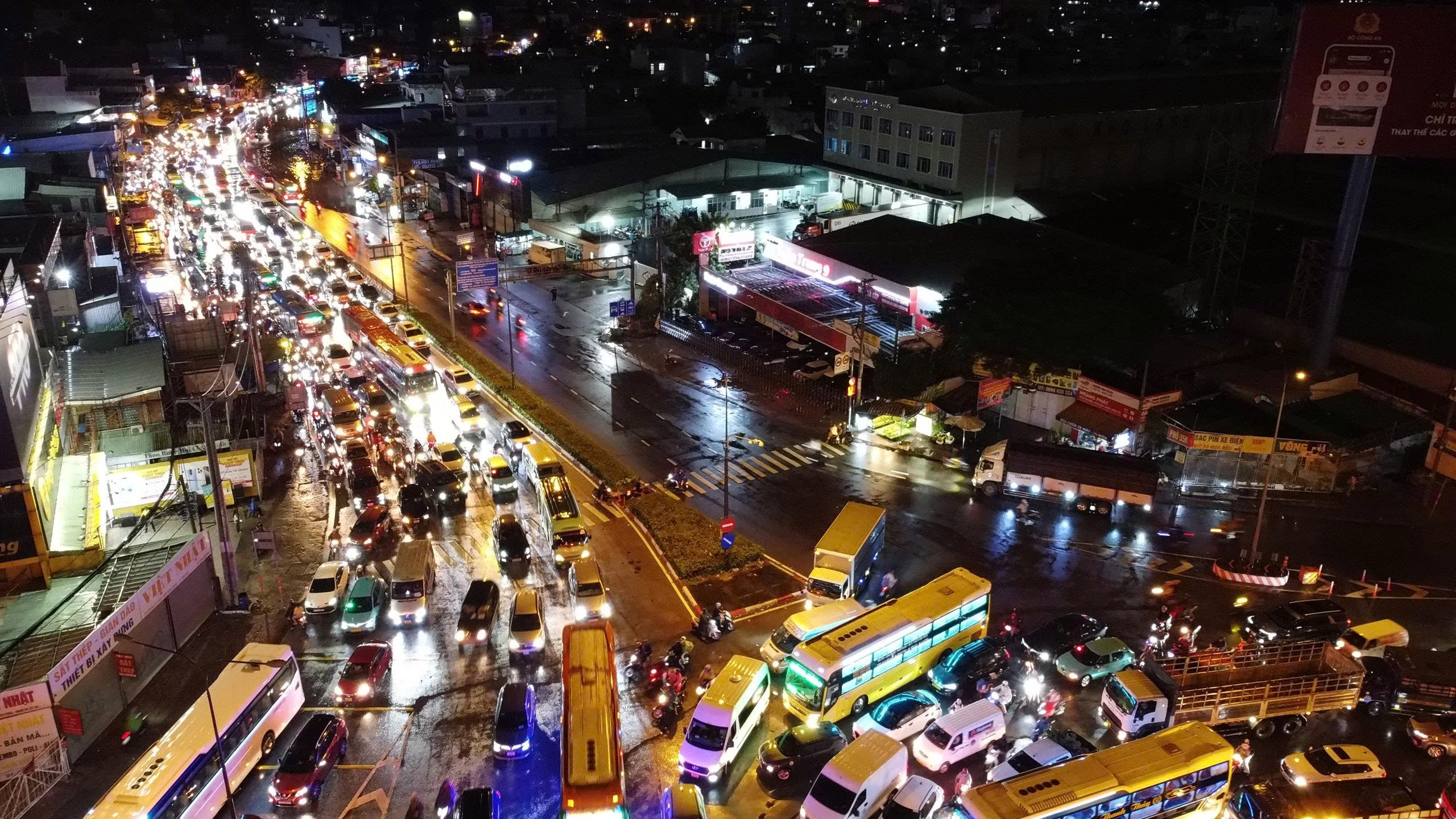 Quốc lộ 13 và đường Đỗ Mười ùn ứ kéo dài nhiều km sau mưa - Ảnh 1.