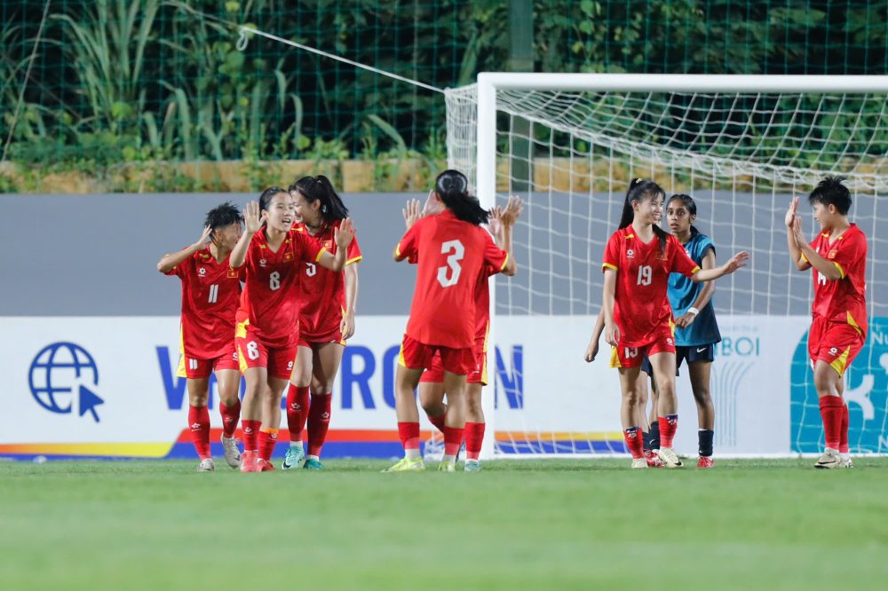 Com uma grande vitória sobre Singapura, a seleção feminina sub-20 do Vietnã lidera o Grupo B das eliminatórias para o Campeonato Asiático Sub-20 de 2026 - Foto 2. Thắng đậm Singapore, đội nữ U.20 Việt Nam dẫn đầu bảng B vòng loại U.20 châu Á 2026
- Ảnh 2.