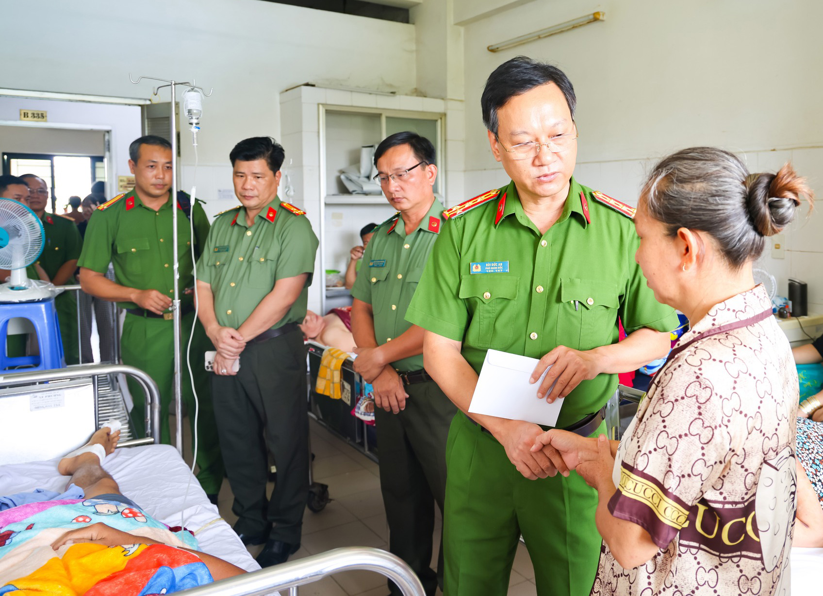 Công an Cần Thơ thăm, hỗ trợ tổ viên ANTT bị thương khi làm nhiệm vụ - Ảnh 1.