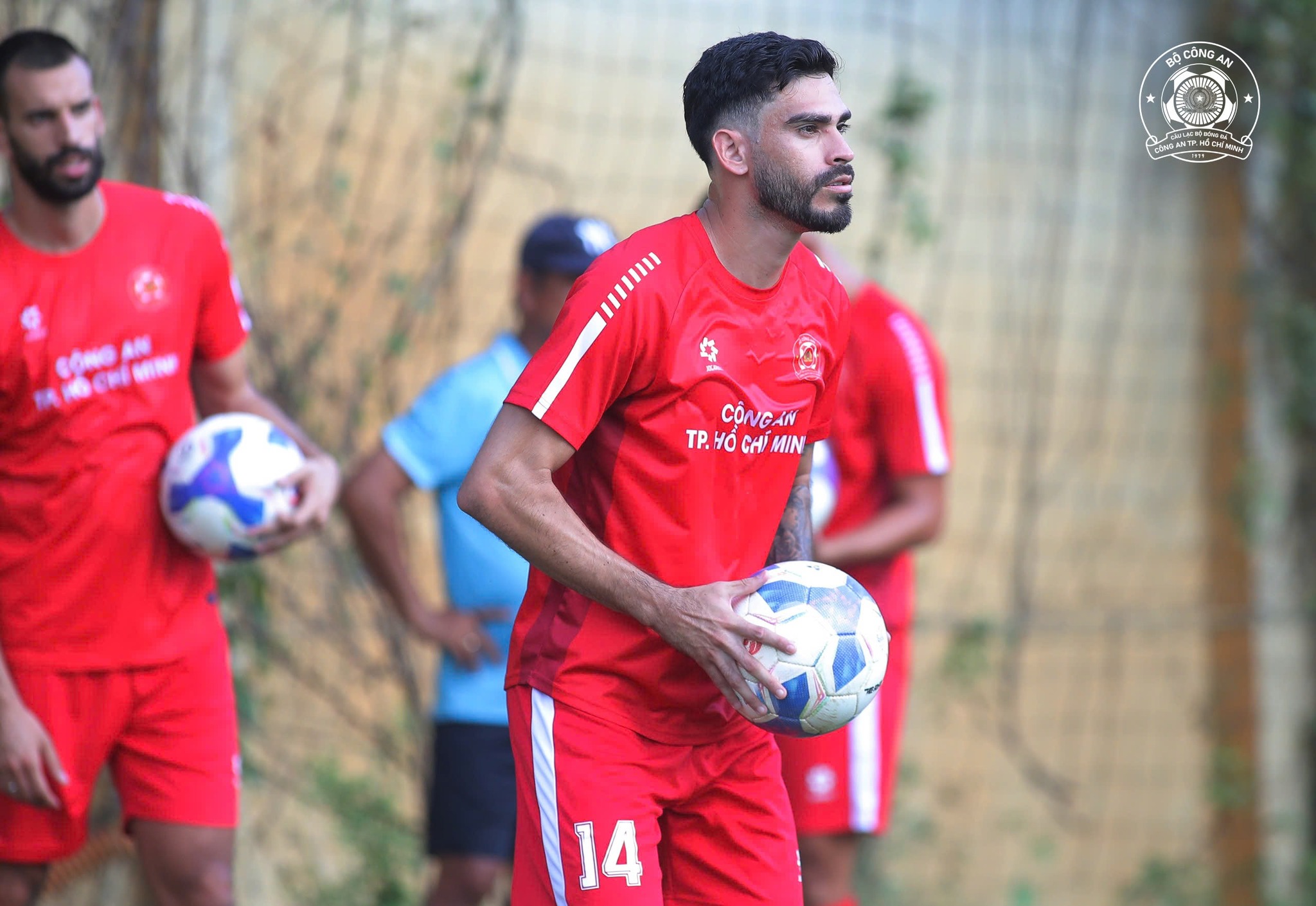 H&igrave;nh ảnh buổi tập rất &lsquo;chất&rsquo; của HLV L&ecirc; Huỳnh Đức, Tiến Linh trong m&agrave;u &aacute;o CLB C&ocirc;ng an TP.HCM- Ảnh 4.