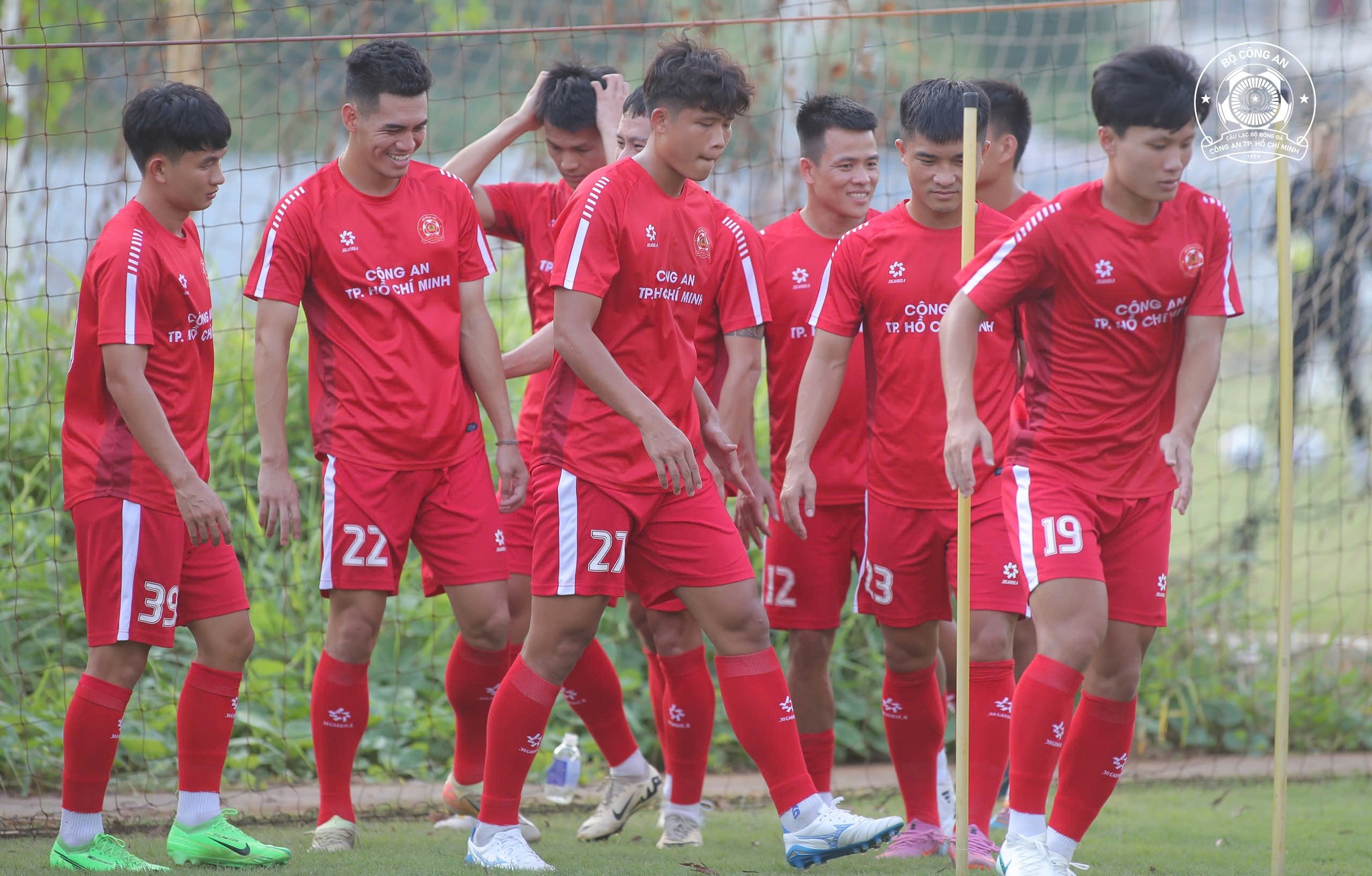 H&igrave;nh ảnh buổi tập rất &lsquo;chất&rsquo; của HLV L&ecirc; Huỳnh Đức, Tiến Linh trong m&agrave;u &aacute;o CLB C&ocirc;ng an TP.HCM- Ảnh 6.