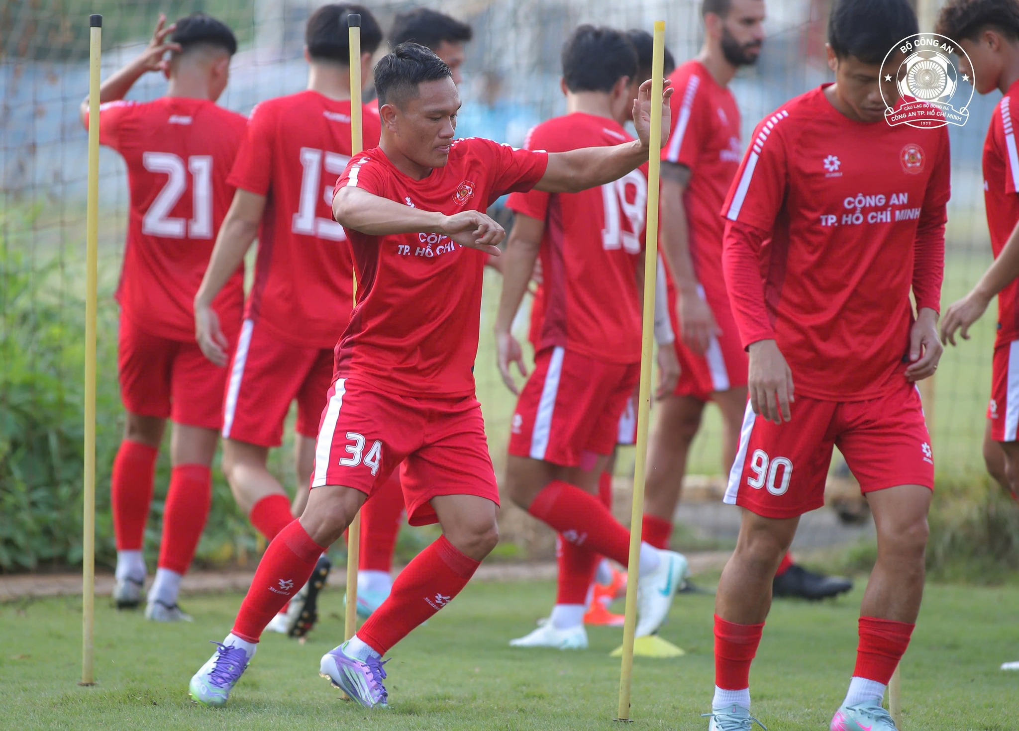 H&igrave;nh ảnh buổi tập rất &lsquo;chất&rsquo; của HLV L&ecirc; Huỳnh Đức, Tiến Linh trong m&agrave;u &aacute;o CLB C&ocirc;ng an TP.HCM- Ảnh 5.