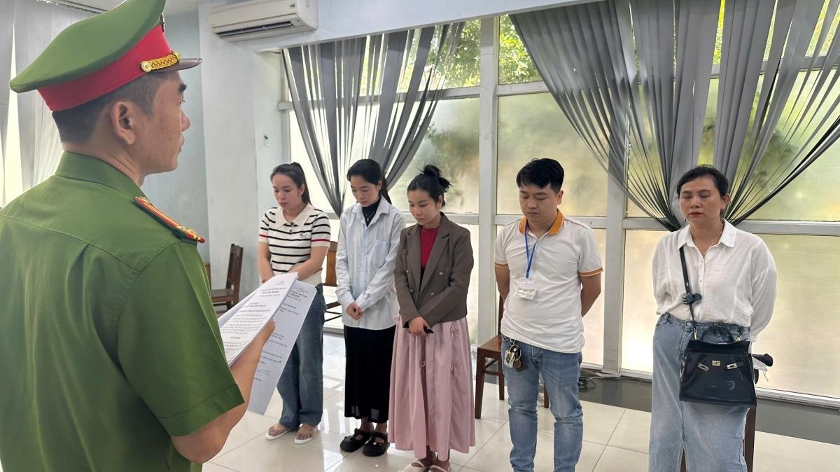 Bác sĩ dỏm 'vẽ bệnh' dọa bệnh nhân để moi tiền: Xử phạt thêm loạt sai phạm- Ảnh 2. Bác sĩ dỏm 'vẽ bệnh' dọa bệnh nhân để moi tiền: Xử phạt thêm loạt sai phạm- Ảnh 2.